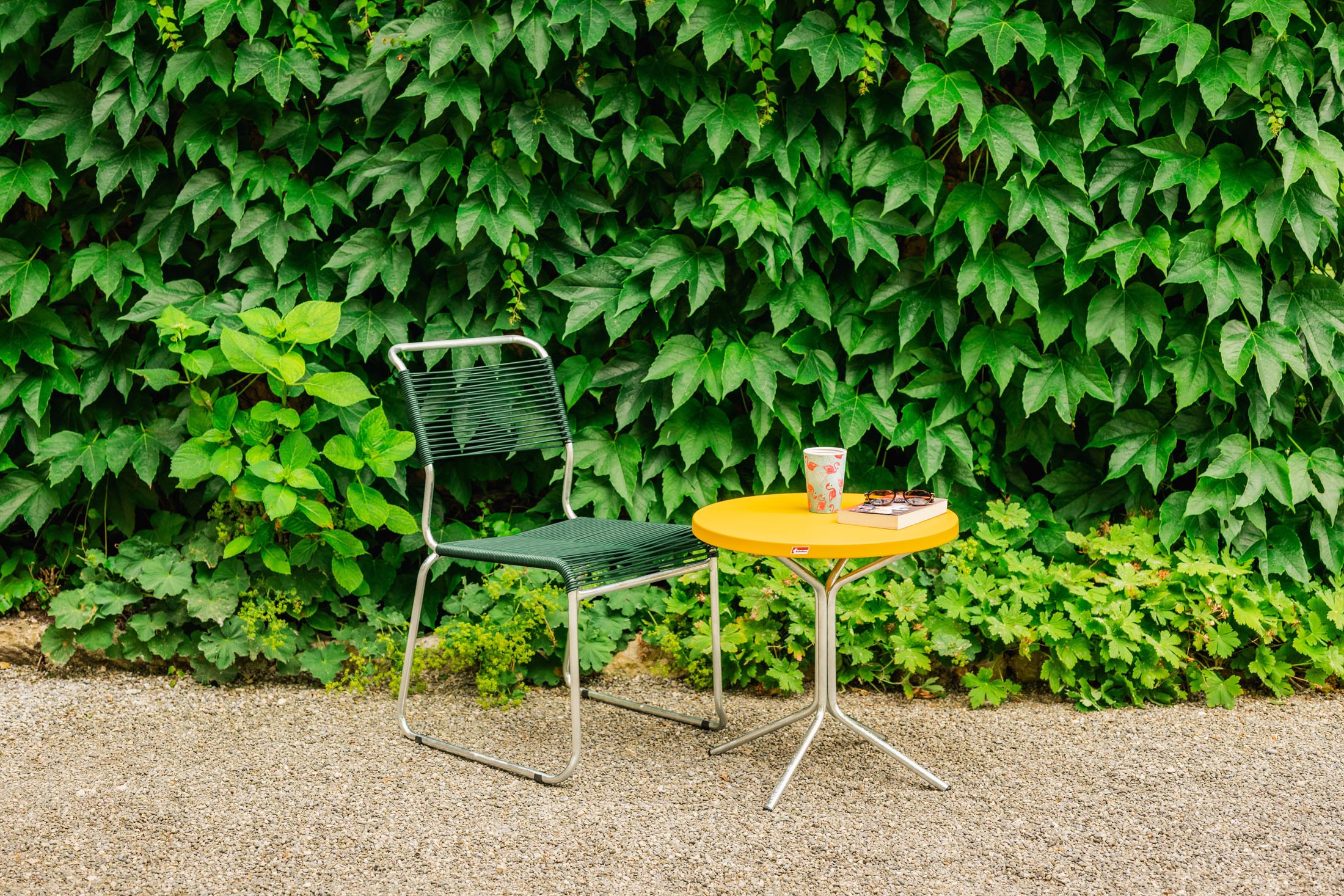Spaghettistuhl Säntis mit Kufen in Tannengrün präsentiert im Onlineshop von KAQTU Design AG. Gartenstuhl ist von Schaffner