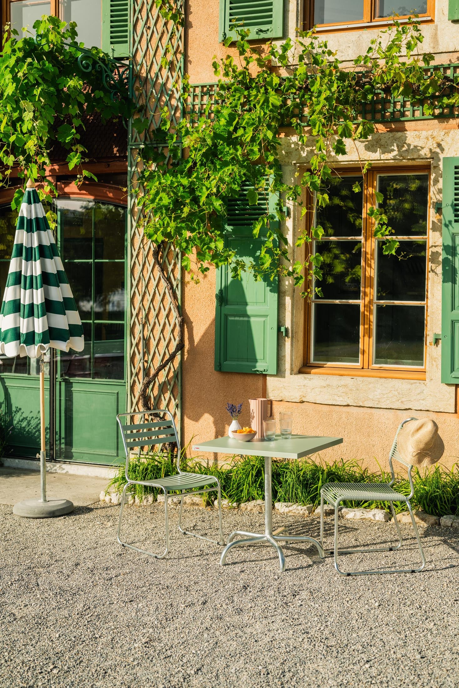 Spaghettistuhl Säntis mit Kufen in Pastellgrün präsentiert im Onlineshop von KAQTU Design AG. Gartenstuhl ist von Schaffner