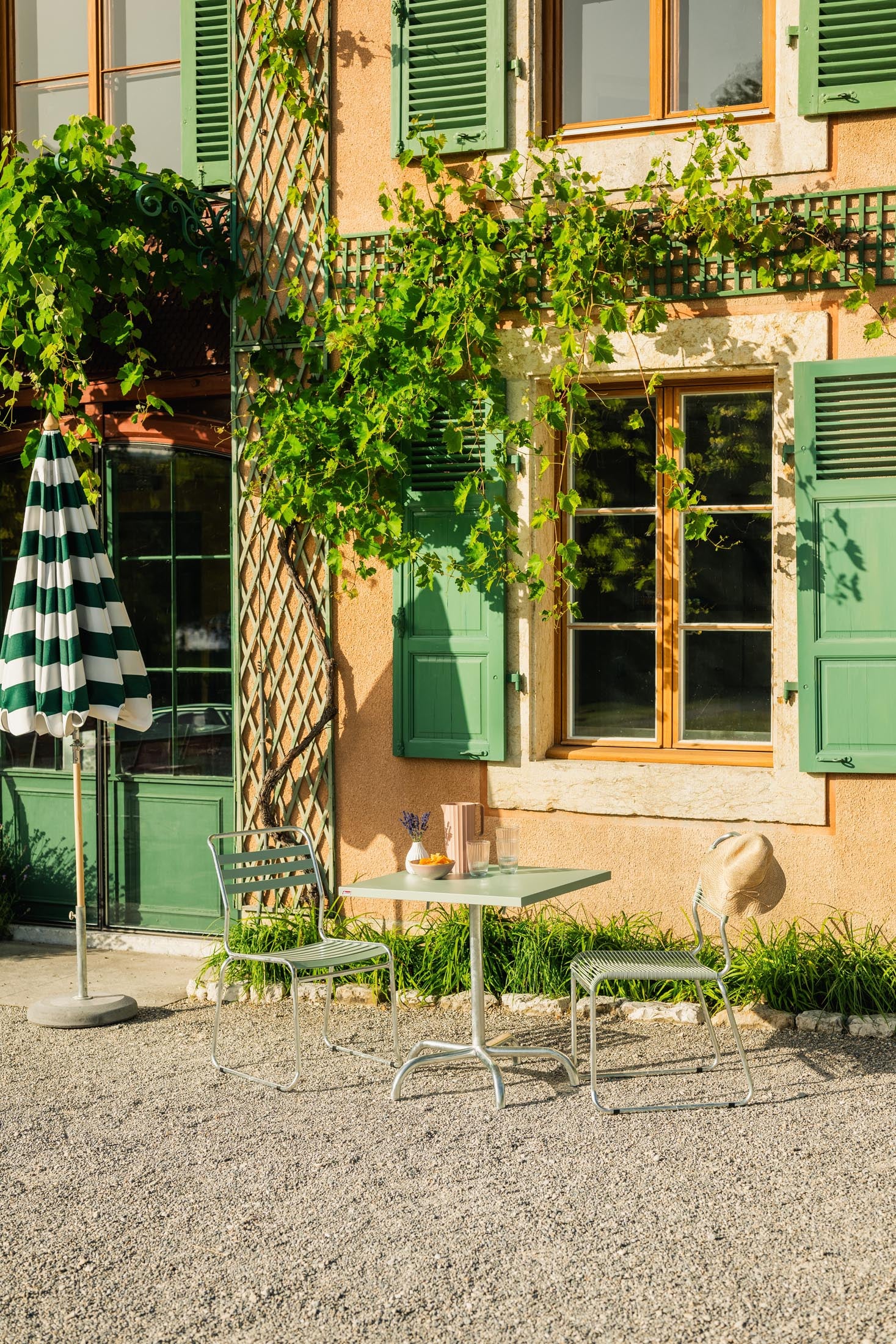 Spaghettistuhl Säntis mit Kufen in Pastellgrün präsentiert im Onlineshop von KAQTU Design AG. Gartenstuhl ist von Schaffner