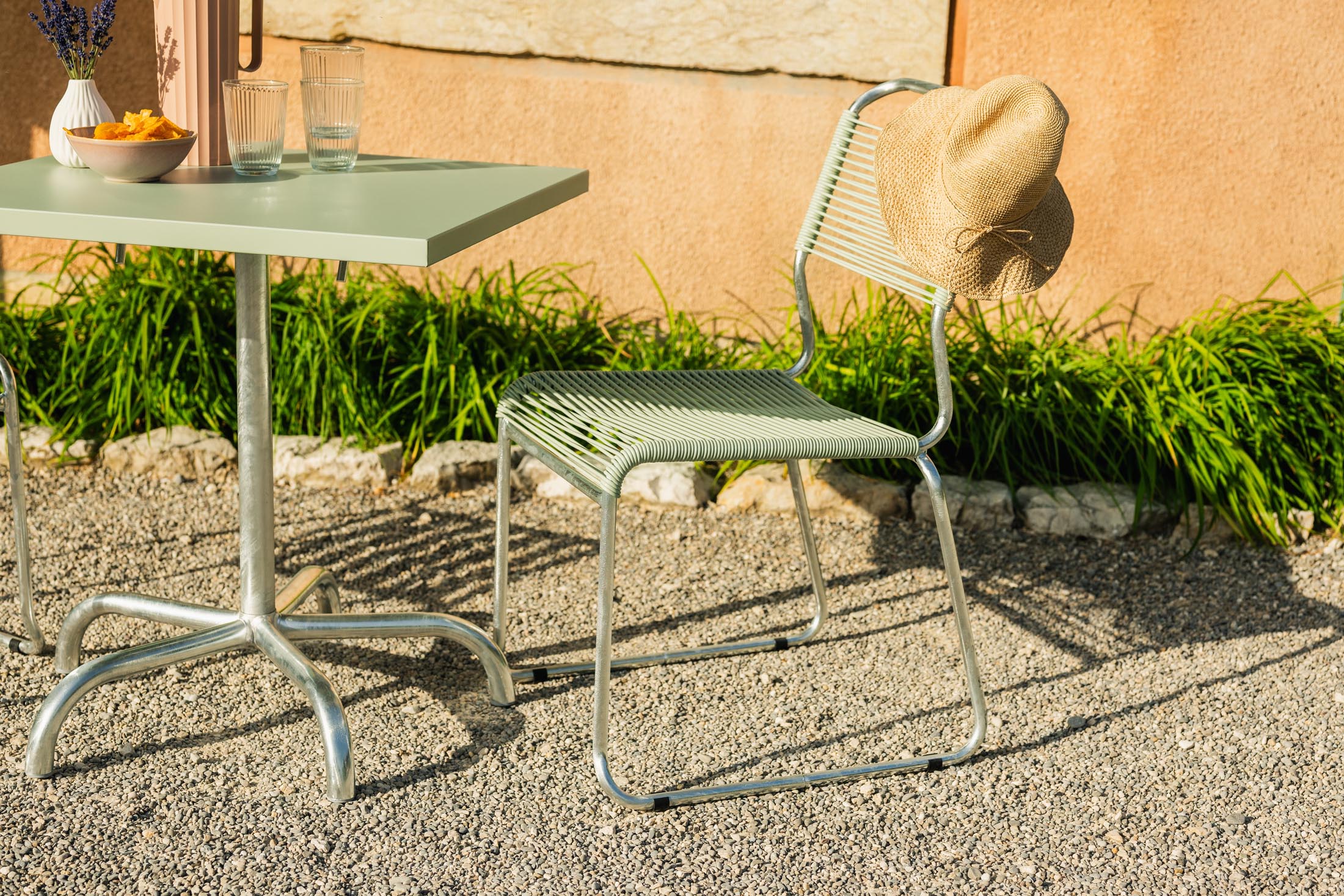 Spaghettistuhl Säntis mit Kufen in Pastellgrün präsentiert im Onlineshop von KAQTU Design AG. Gartenstuhl ist von Schaffner