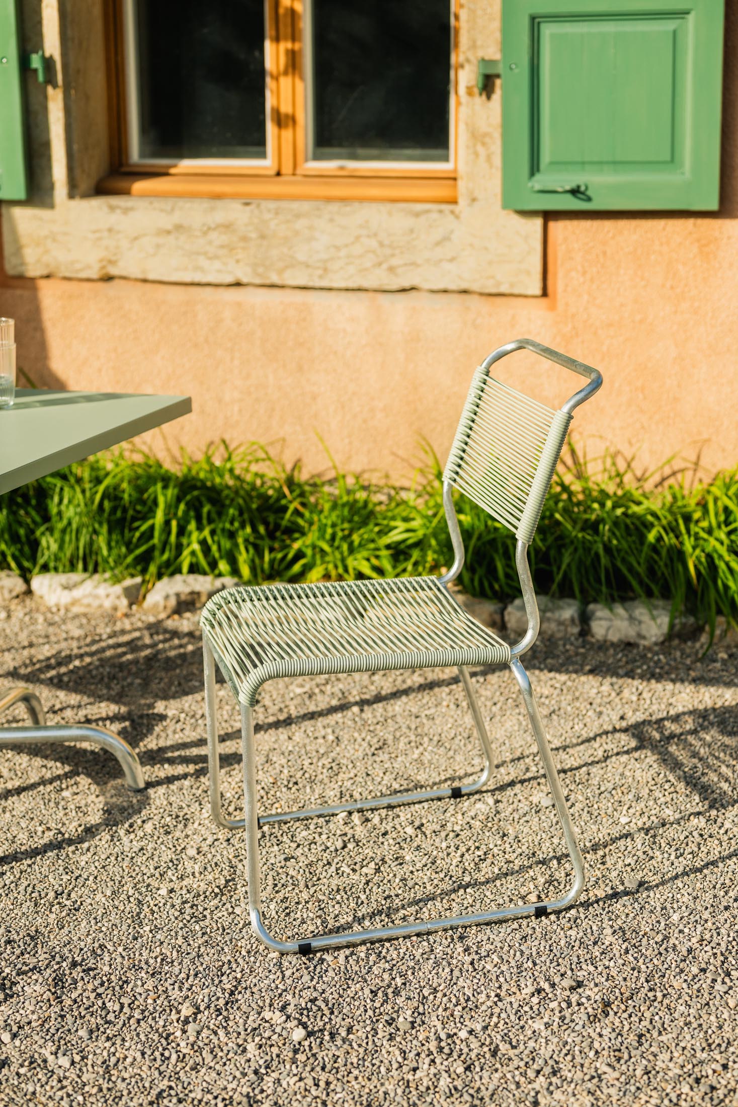 Spaghettistuhl Säntis mit Kufen in Pastellgrün präsentiert im Onlineshop von KAQTU Design AG. Gartenstuhl ist von Schaffner