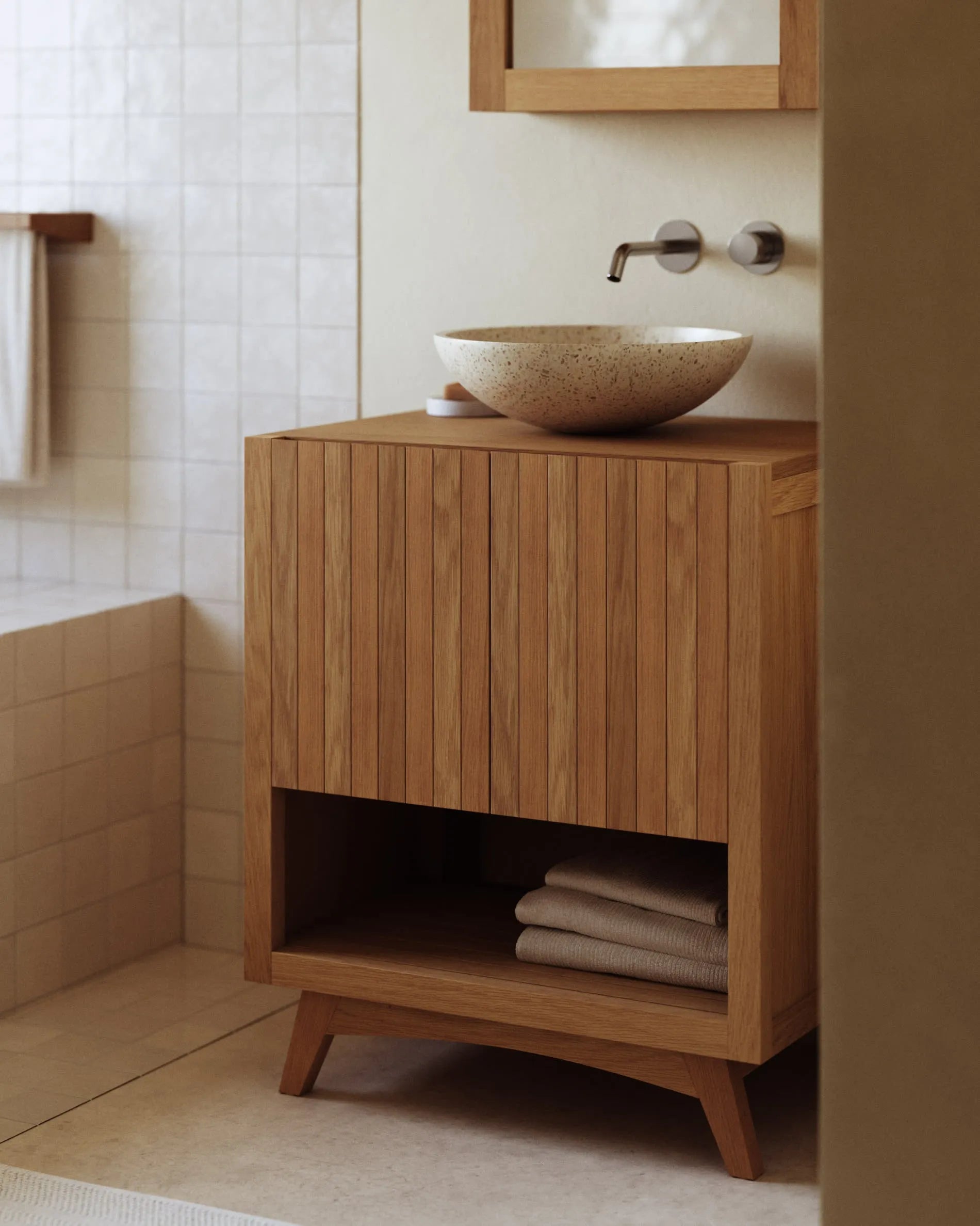 Massives Teakholz-Badmöbel von Kave Home, rechteckig 70x50 cm, ideal für moderne Badezimmer mit natürlichem Stil.