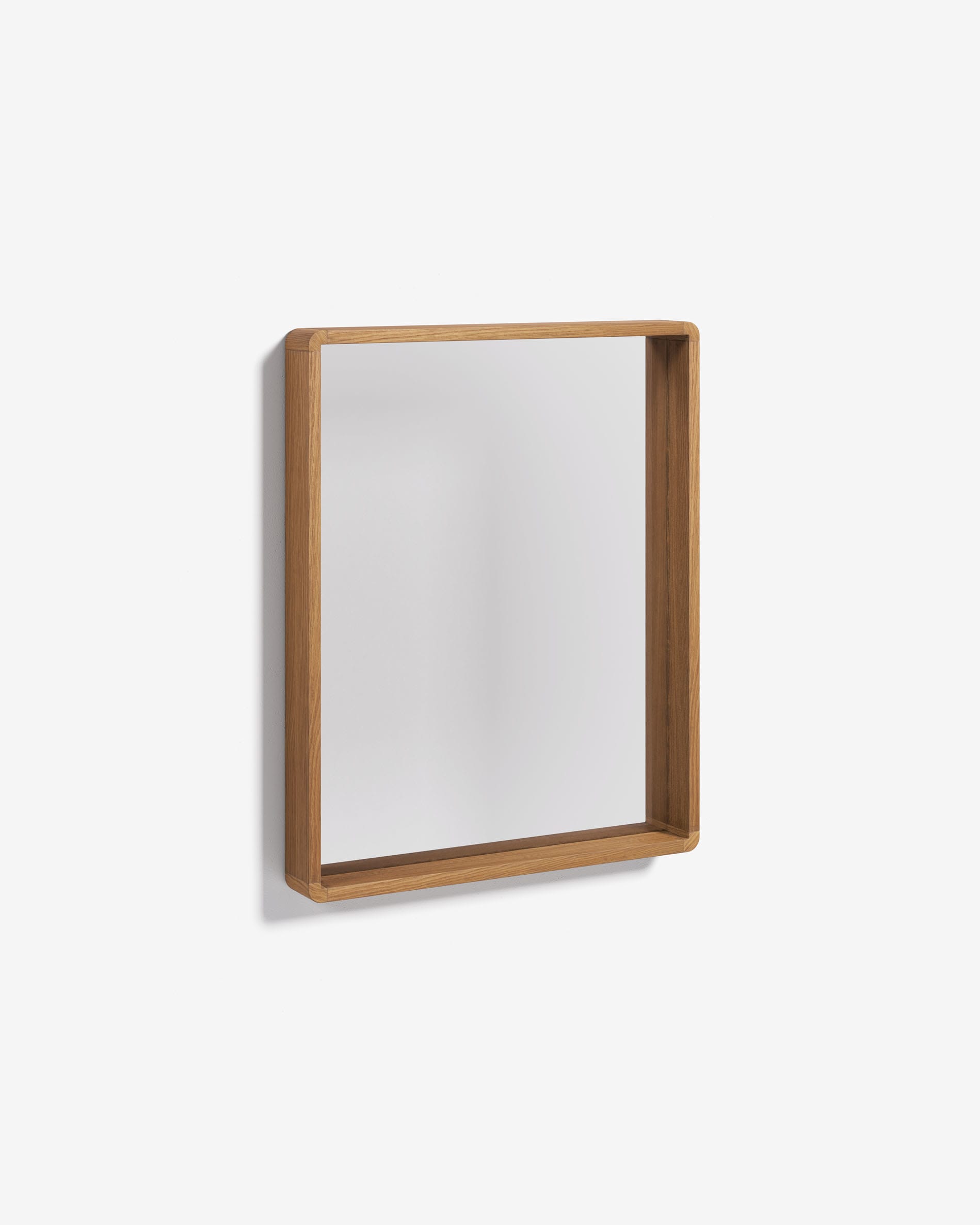 3D-Modell des Kuveni Spiegels 80x65 cm mit Teakholzrahmen, ideal für Bad/Wohnräume, klar und langlebig.