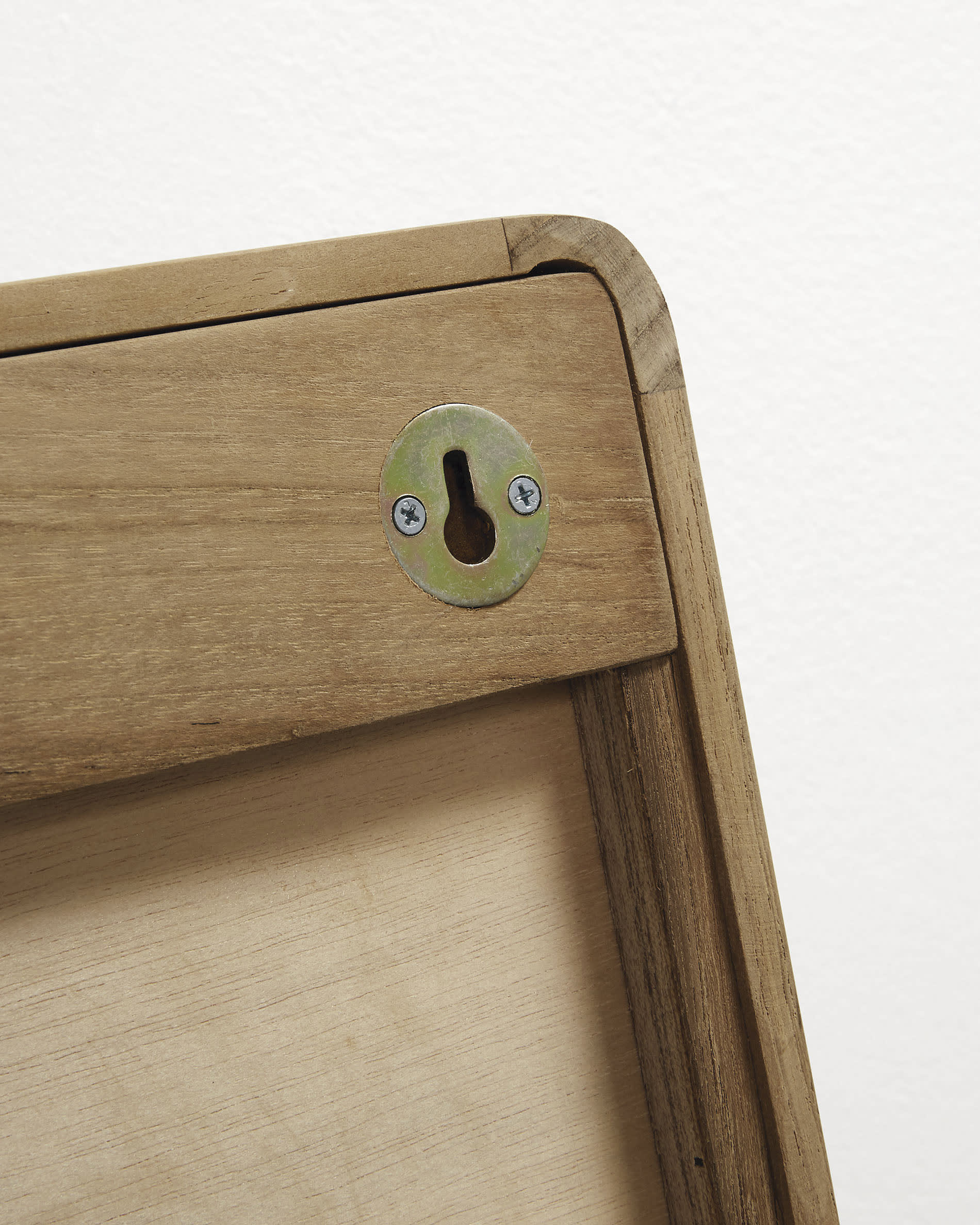 Eleganter Kuveni Spiegel von Kave Home, 80x65 cm, ideal für moderne Wohnräume und kreative Einrichtungskonzepte.