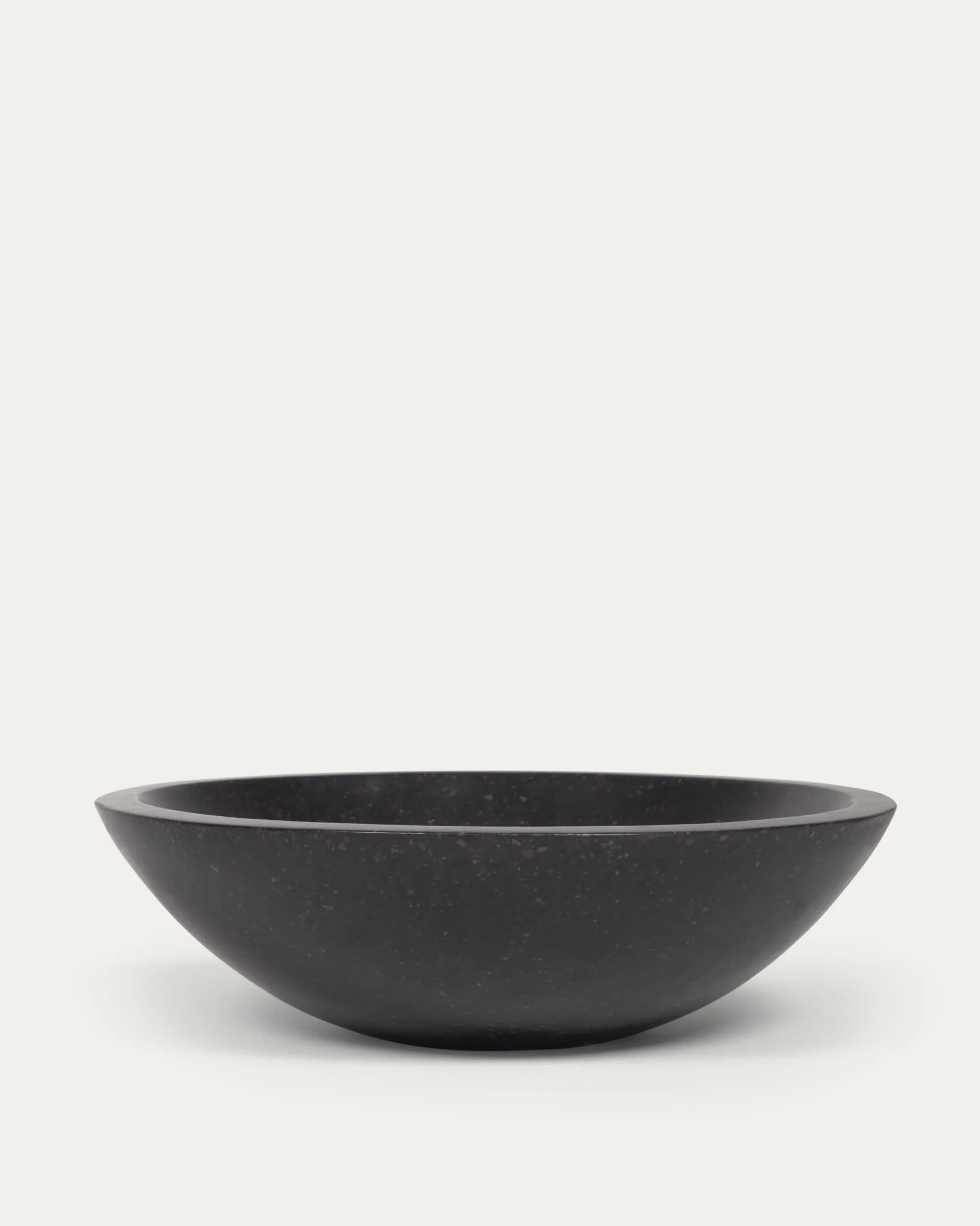 Moderner schwarzer Terrazzo-Waschtisch Delina Ø 40 cm von Kave Home, ideal für stilvolle Badezimmer.