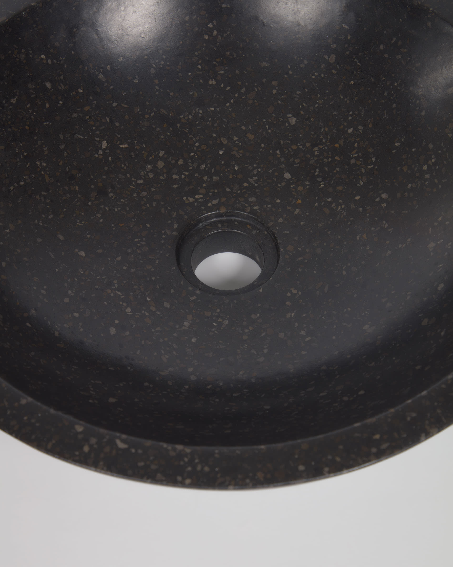 Moderner schwarzer Terrazzo-Aufsatzwaschtisch Delina von Kave Home, Ø 40 cm, ideal für stilvolle Badezimmer.