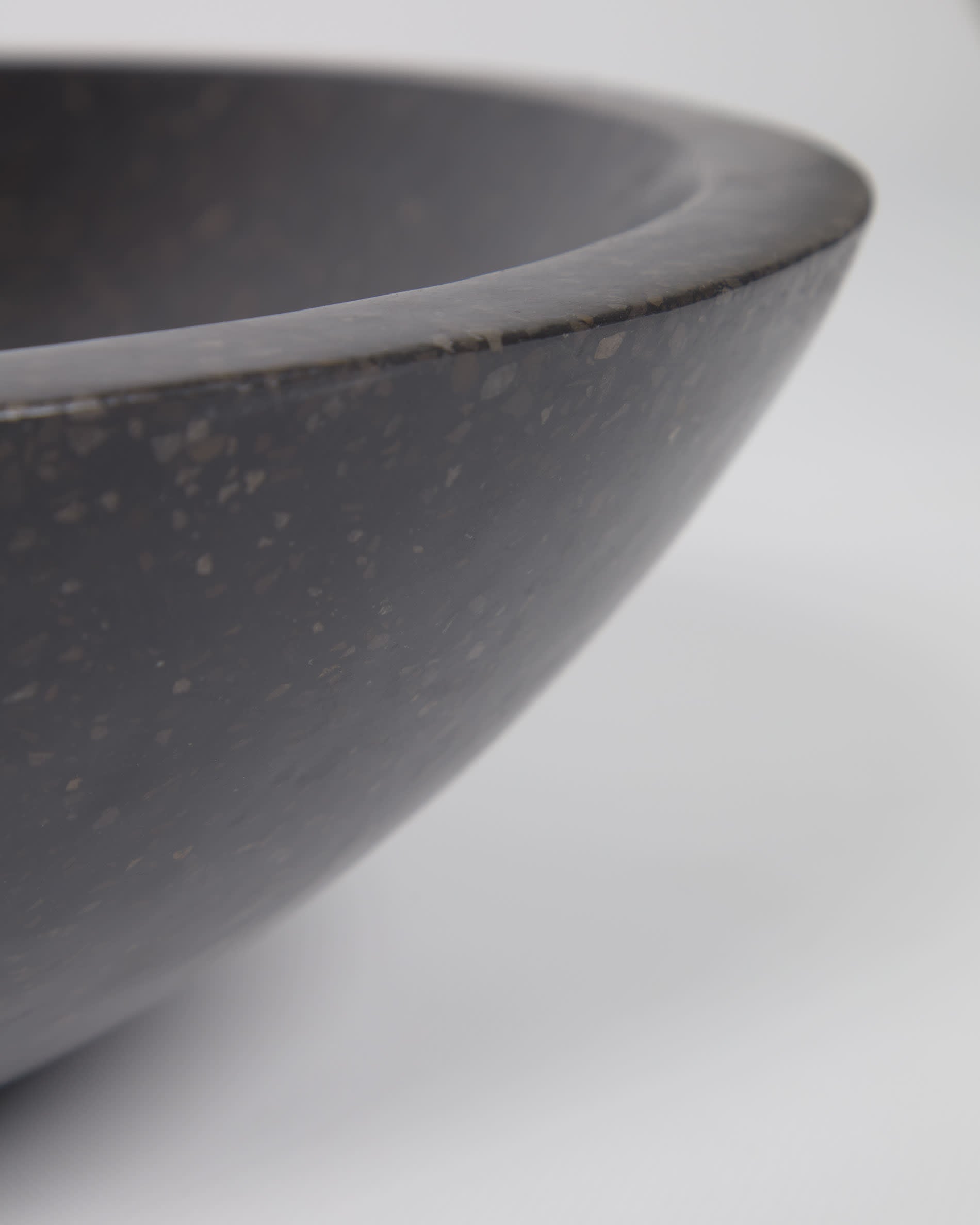 Entdecken Sie den eleganten Delina Aufsatzwaschtisch aus schwarzem Terrazzo (Ø 40 cm) von Kave Home – ein stilvolles Highlight für Ihr Badezimmer.
