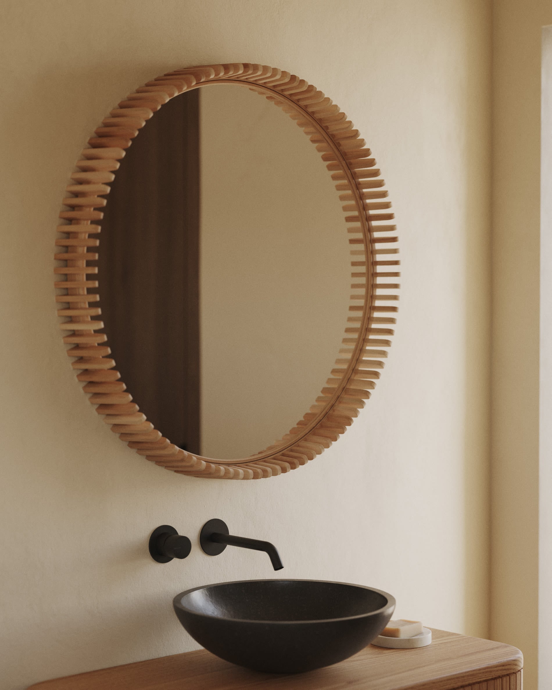 Eleganter Aufsatzwaschtisch Delina aus schwarzem Terrazzo von Kave Home, Ø 40 cm, perfekt für moderne Badezimmer.