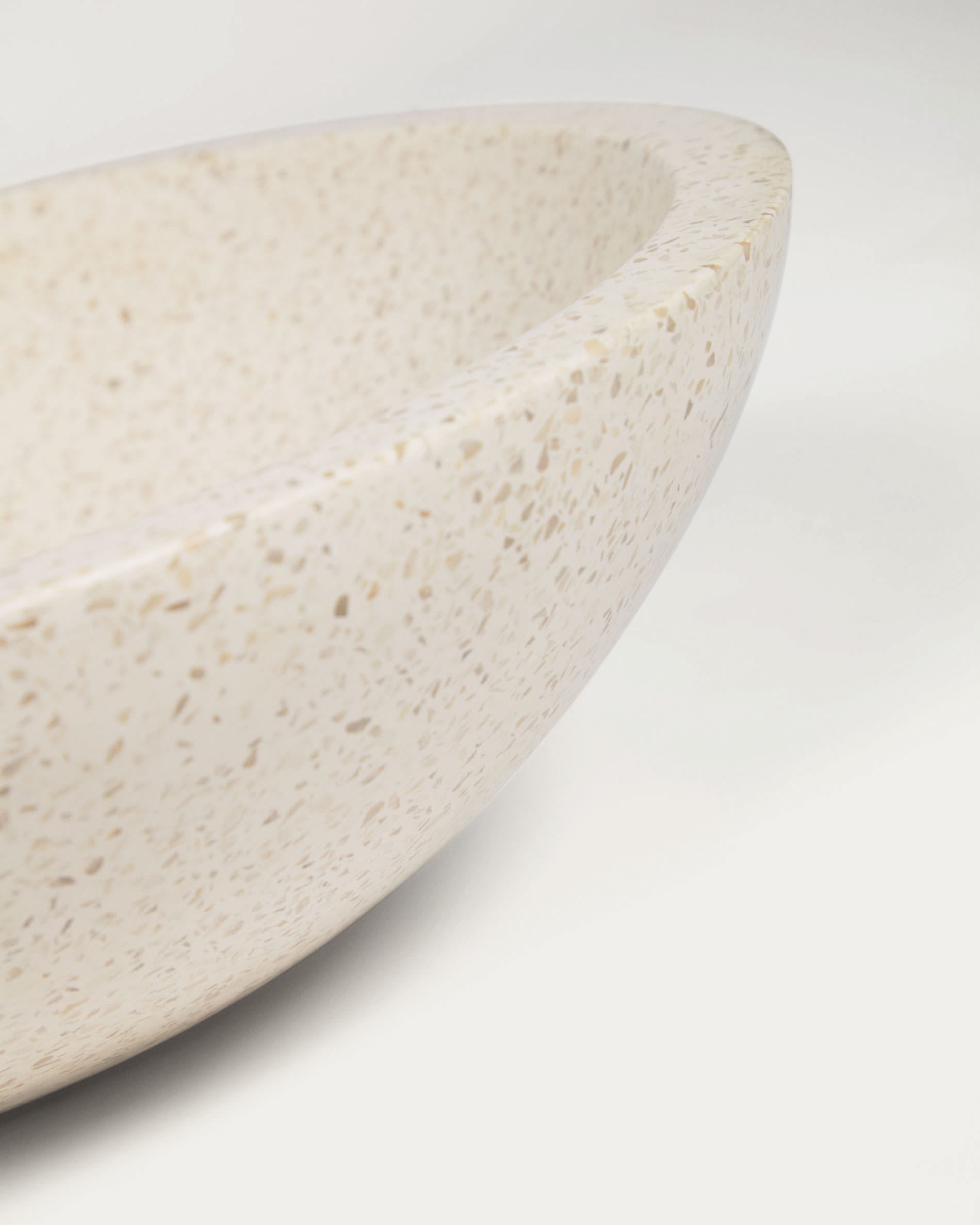 Elegantes Delina Waschbecken aus weißem Terrazzo, Ø 40 cm, von Kave Home. Ideal für moderne und stilvolle Badezimmer.