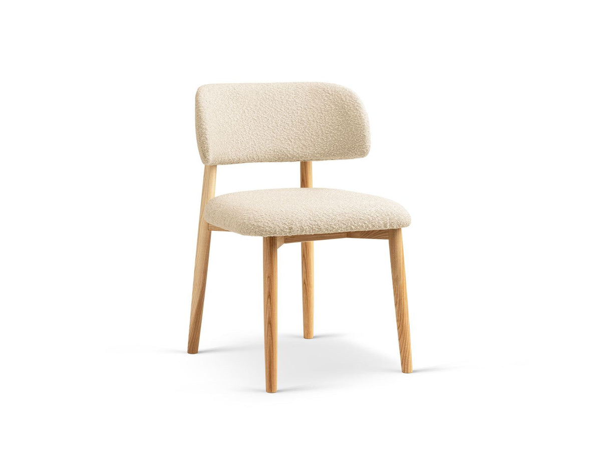 Zwei Boucle-Stühle Evan in Beige mit Buchenholz-Beinen, strukturiertem Bouclé-Bezug und gepolsterter Sitzfläche vor neutralem Hintergrund.