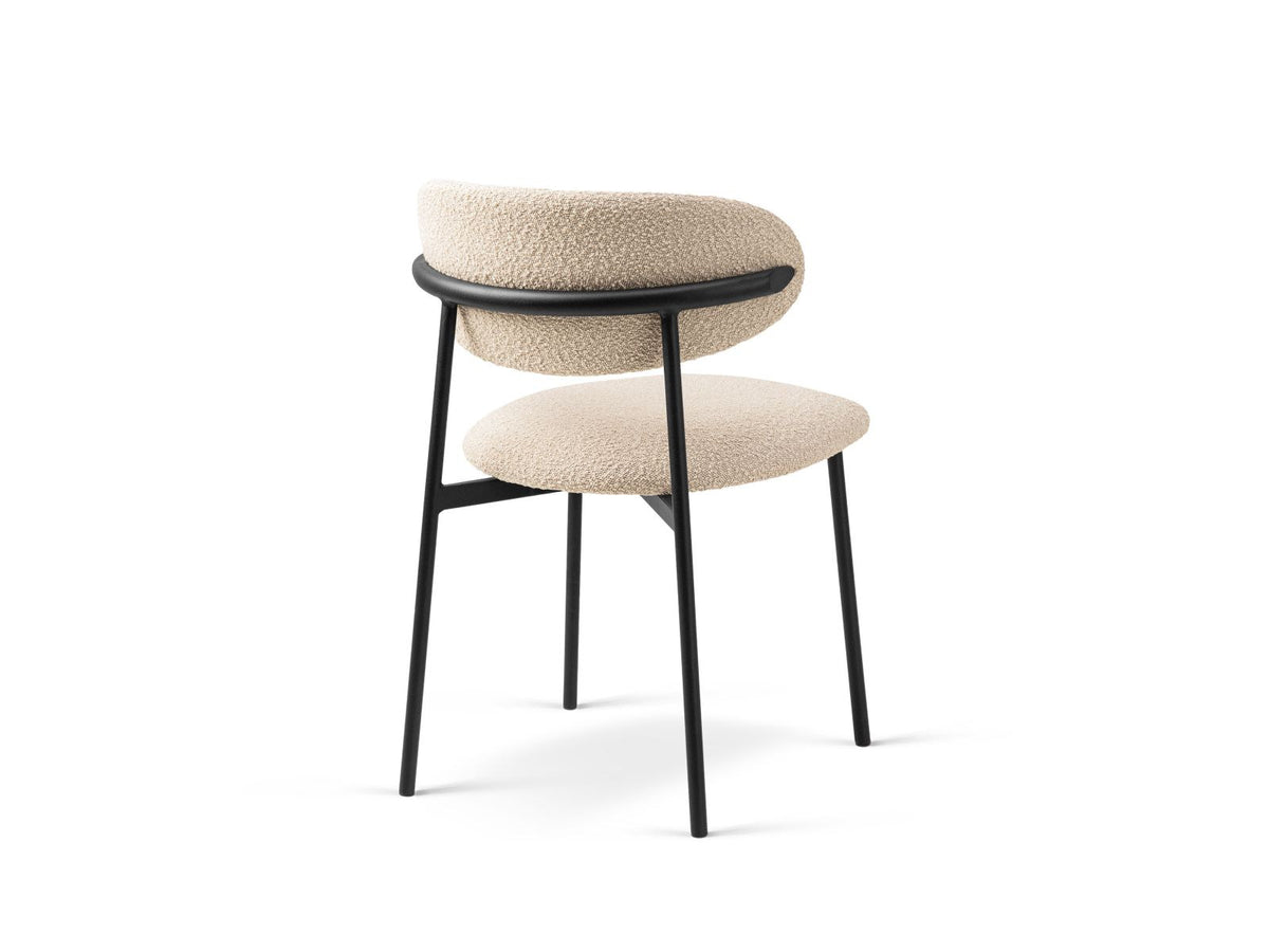 Zwei Bouclé-Stühle der Serie Nina in Beige mit Buchenholzgestell und schwarzen Stahlbeinen, gepolsterter Rückenlehne, freigestellt auf weissem Hintergrund.