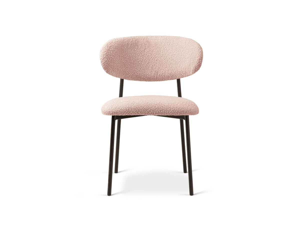 Zwei Bouclé-Stühle der Serie Nina in Beige mit Buchenholzgestell und schwarzen Stahlbeinen, gepolsterter Rückenlehne, freigestellt auf weissem Hintergrund.