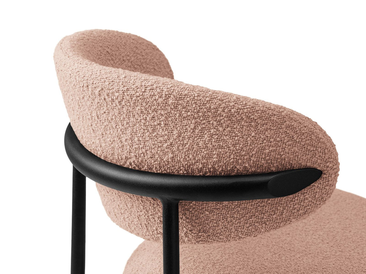 Zwei Bouclé-Stühle der Serie Nina in Beige mit Buchenholzgestell und schwarzen Stahlbeinen, gepolsterter Rückenlehne, freigestellt auf weissem Hintergrund.