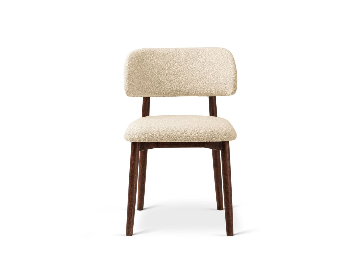 Zwei Boucle-Stühle Evan in Beige mit Buchenholz-Beinen, strukturiertem Bouclé-Bezug und gepolsterter Sitzfläche vor neutralem Hintergrund.