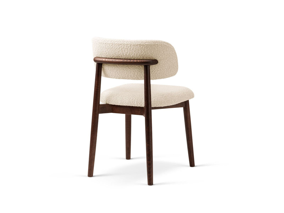 Zwei Boucle-Stühle Evan in Beige mit Buchenholz-Beinen, strukturiertem Bouclé-Bezug und gepolsterter Sitzfläche vor neutralem Hintergrund.