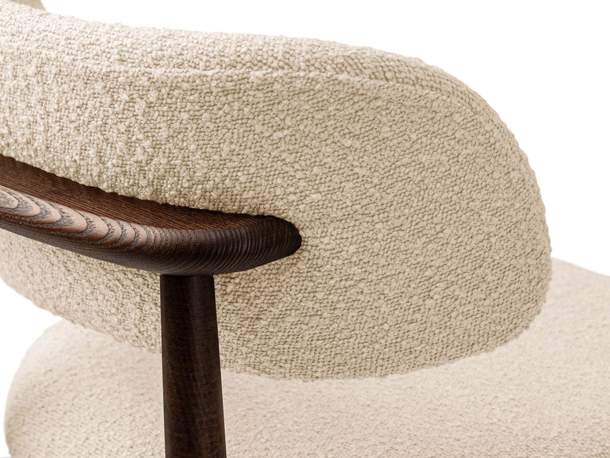 Zwei Boucle-Stühle Evan in Beige mit Buchenholz-Beinen, strukturiertem Bouclé-Bezug und gepolsterter Sitzfläche vor neutralem Hintergrund.