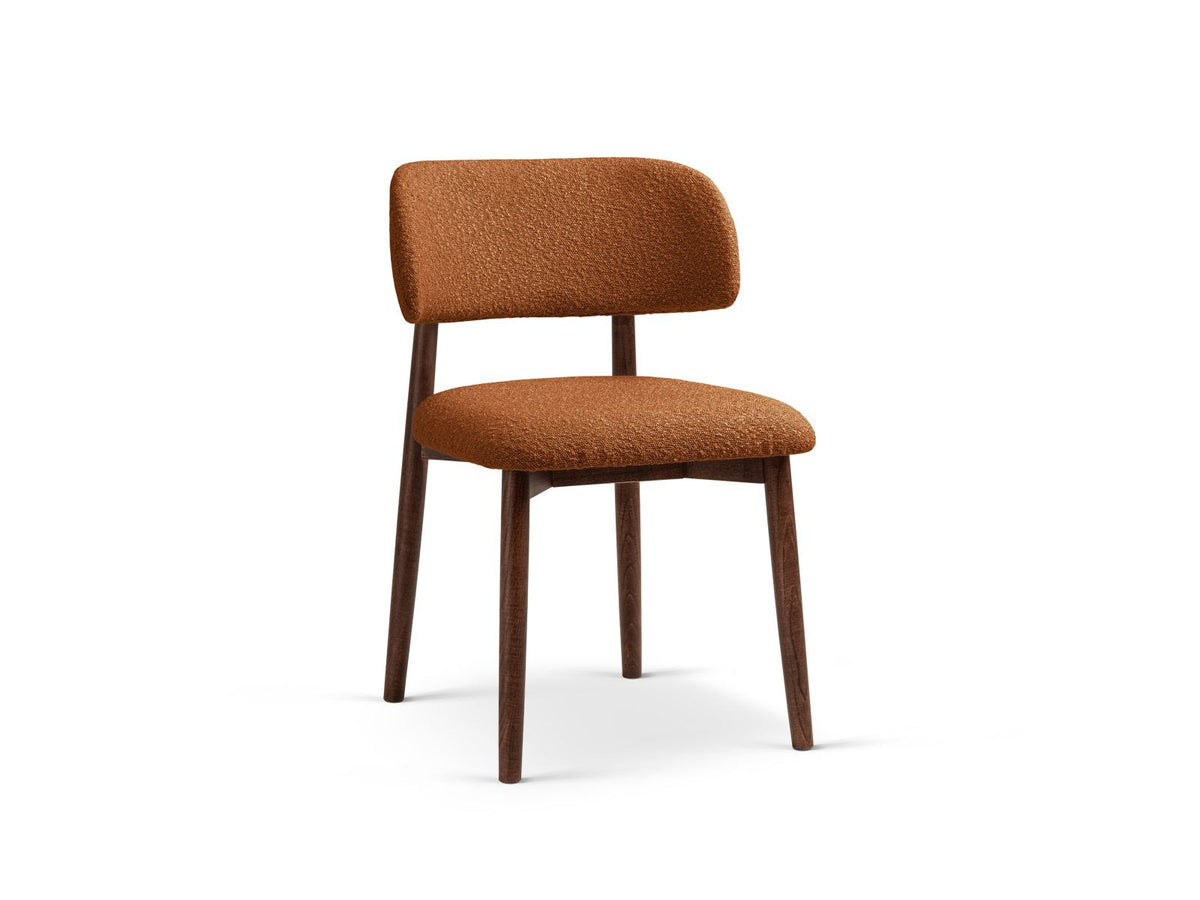 Zwei Boucle-Stühle Evan in Beige mit Buchenholz-Beinen, strukturiertem Bouclé-Bezug und gepolsterter Sitzfläche vor neutralem Hintergrund.