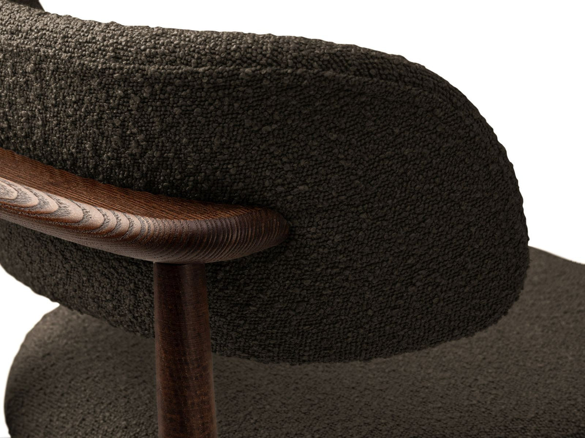 Zwei Boucle-Stühle Evan in Beige mit Buchenholz-Beinen, strukturiertem Bouclé-Bezug und gepolsterter Sitzfläche vor neutralem Hintergrund.