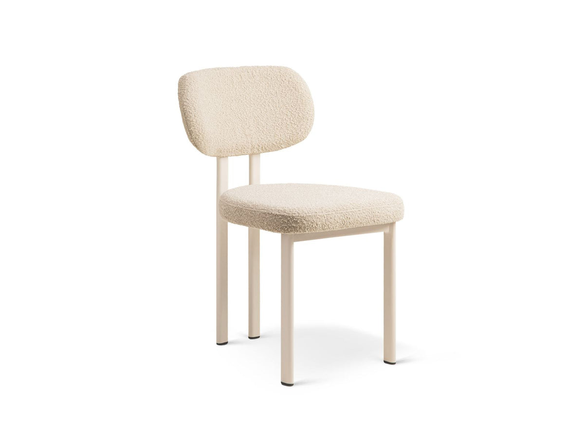 Zwei Bouclé-Stühle mit strukturiertem Stoffbezug, Sitzfläche aus Massivholz Buche und Sperrholz sowie Beinen aus Stahl, Farbe White-Baloo.