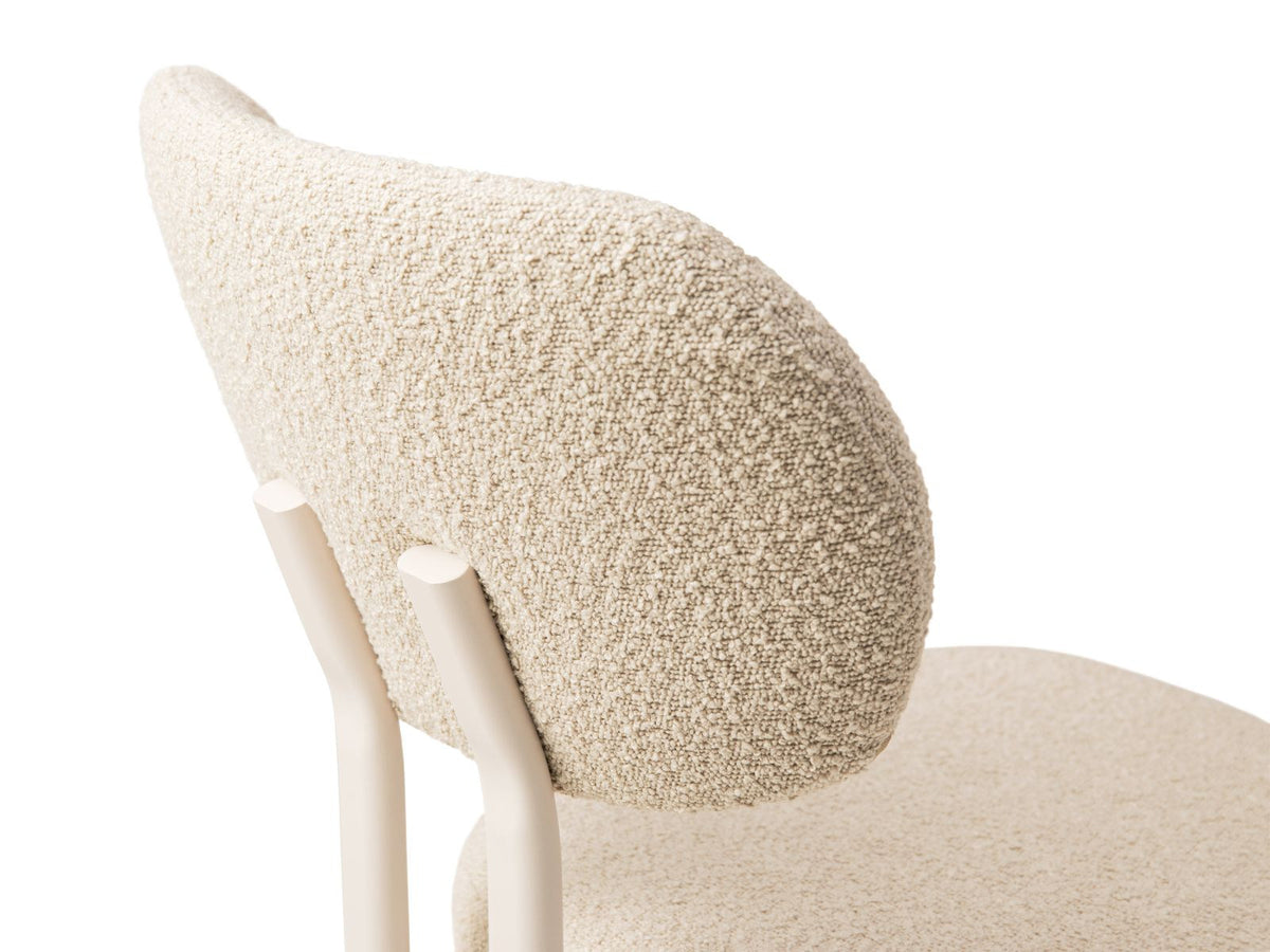 Zwei Bouclé-Stühle mit strukturiertem Stoffbezug, Sitzfläche aus Massivholz Buche und Sperrholz sowie Beinen aus Stahl, Farbe White-Baloo.
