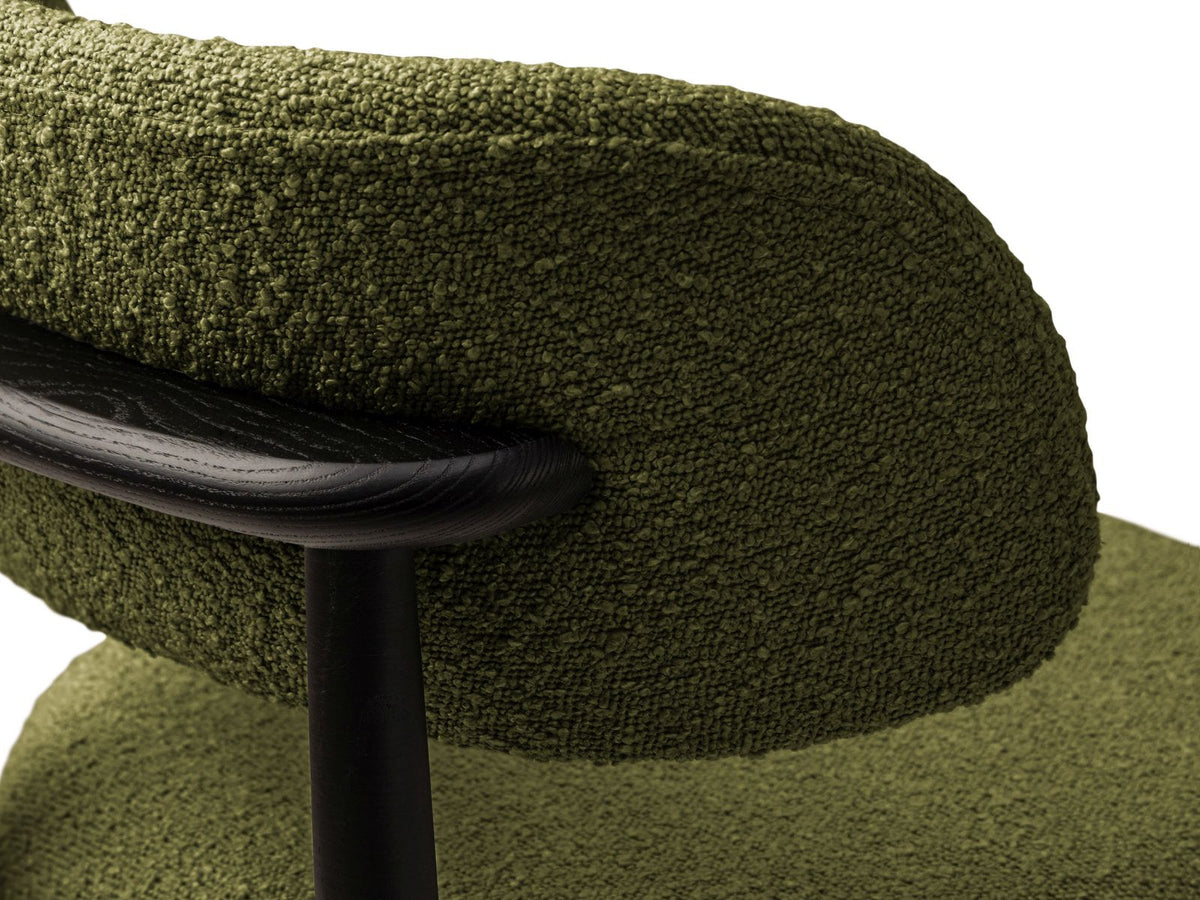 Zwei Boucle-Stühle Evan in Beige mit Buchenholz-Beinen, strukturiertem Bouclé-Bezug und gepolsterter Sitzfläche vor neutralem Hintergrund.