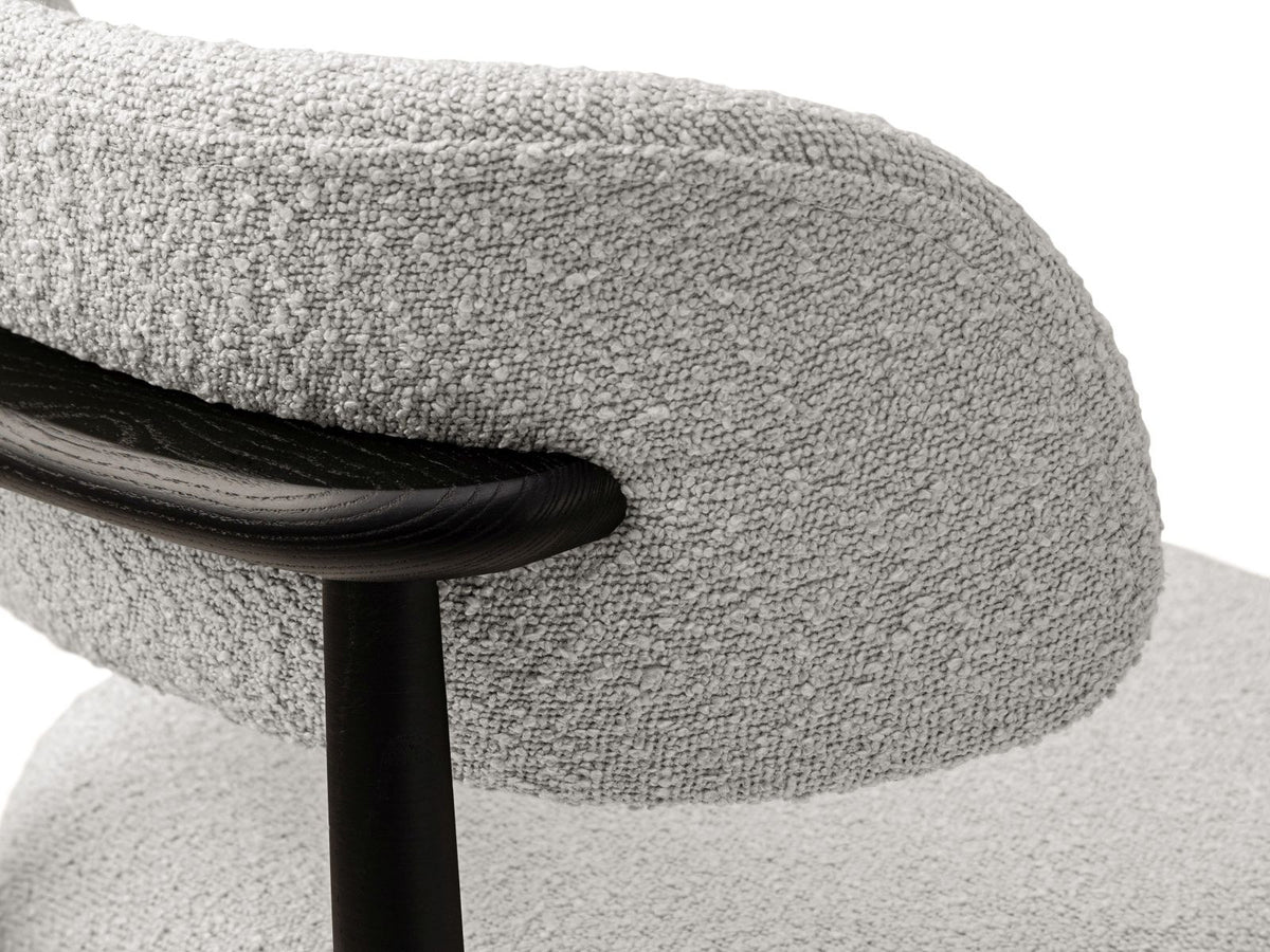 Zwei Boucle-Stühle Evan in Beige mit Buchenholz-Beinen, strukturiertem Bouclé-Bezug und gepolsterter Sitzfläche vor neutralem Hintergrund.