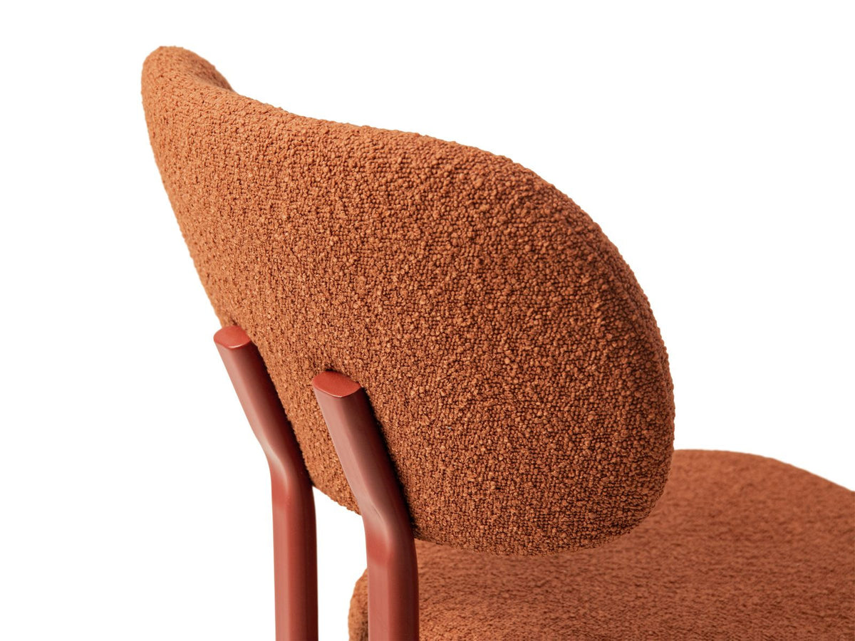 Zwei Bouclé-Stühle mit strukturiertem Stoffbezug, Sitzfläche aus Massivholz Buche und Sperrholz sowie Beinen aus Stahl, Farbe White-Baloo.
