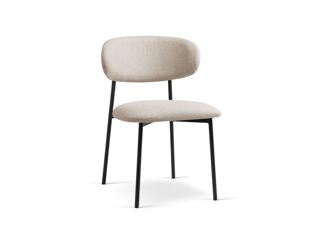 Zwei Stühle aus Massivholz Buche mit Stahlbeinen, Sitzfläche und Rückenlehne mit strukturiertem Stoff Bjorn in Beige, Ansicht von vorne.