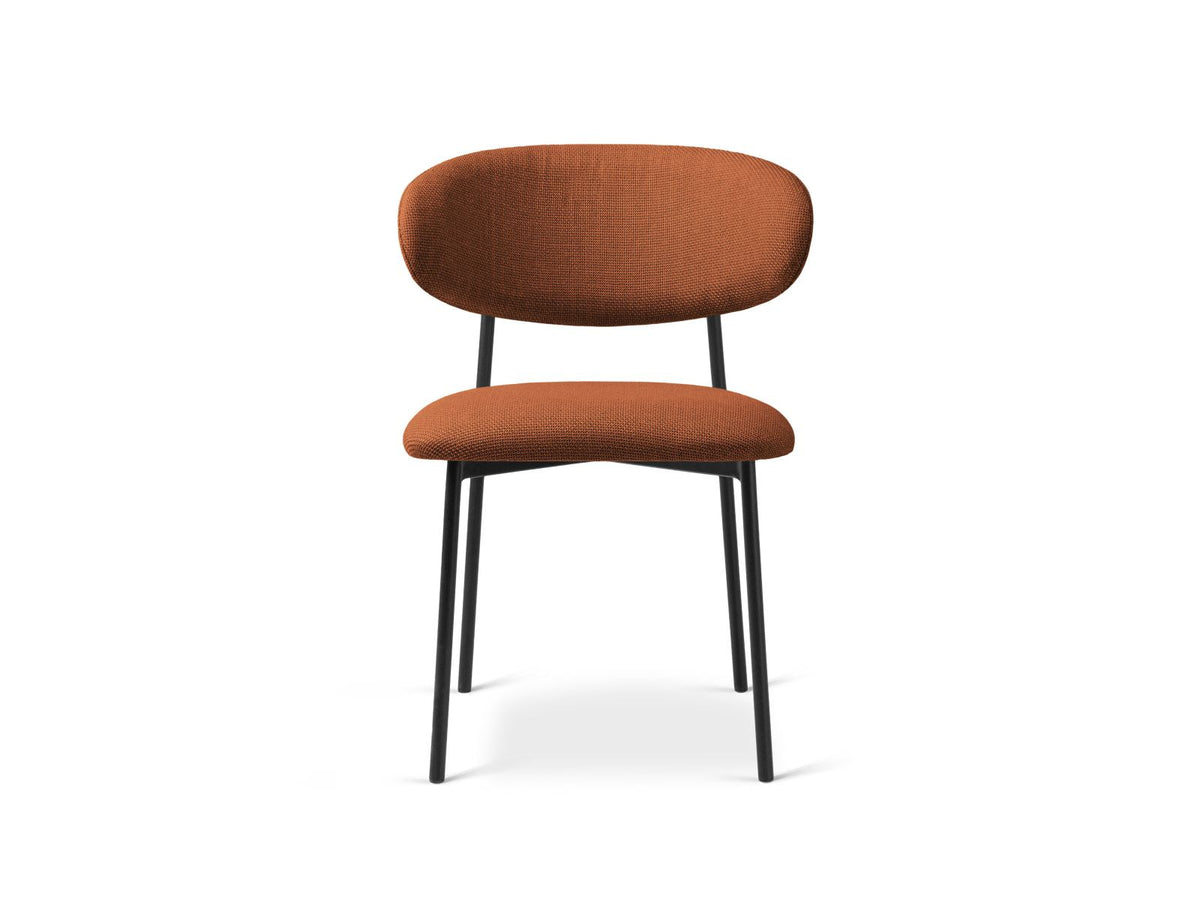 Zwei Stühle aus Massivholz Buche mit Stahlbeinen, Sitzfläche und Rückenlehne mit strukturiertem Stoff Bjorn in Beige, Ansicht von vorne.