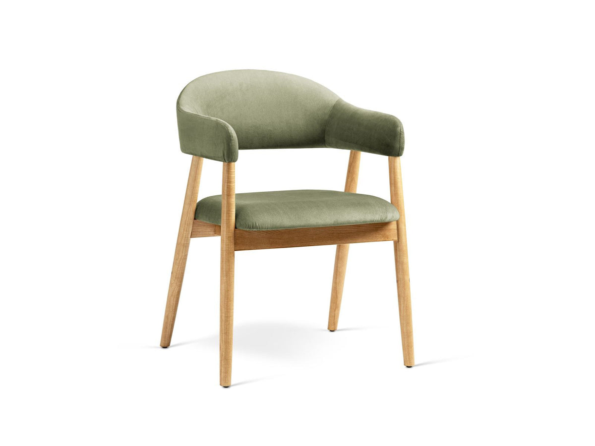 Zwei Samtstühle Adra von Cosmopolitan Design mit Buchenholzbeinen, gepolsterter Sitzfläche und Rückenlehne in Veloursstrick-Optik.
