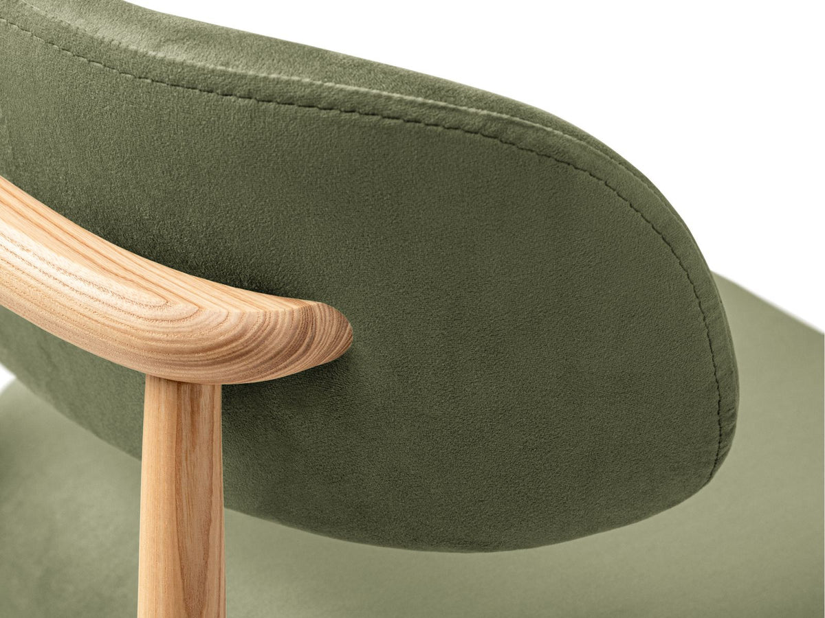 Zwei Samt-Stühle in Grün (Green-Magic Velvet) mit Buchenholzbeinen, gepolsterter Sitzfläche und Rückenlehne, Ansicht von vorne.