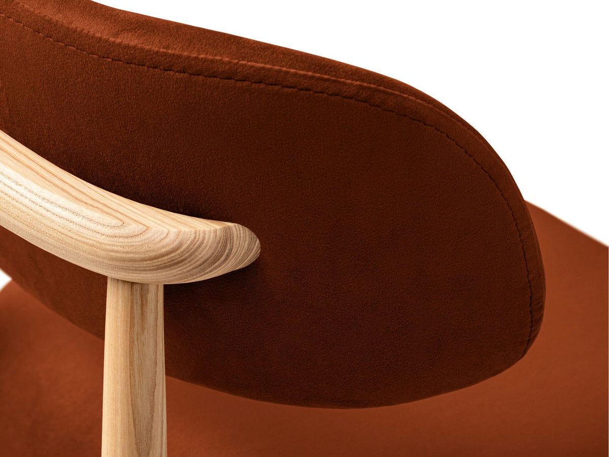 Zwei Samt-Stühle in Grün (Green-Magic Velvet) mit Buchenholzbeinen, gepolsterter Sitzfläche und Rückenlehne, Ansicht von vorne.
