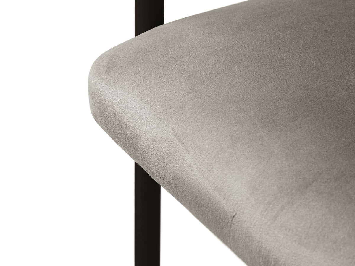Zwei Lea Samt-Stühle von Cosmopolitan Design mit Buchenholzgestell, Stahlbeinen und Samtbezug in Ivory-Magic Velvet auf hellem Untergrund.