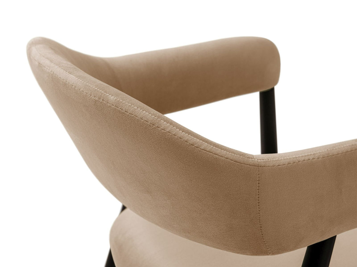 Zwei Samtstühle Adra von Cosmopolitan Design mit Buchenholzbeinen, gepolsterter Sitzfläche und Rückenlehne in Veloursstrick-Optik.