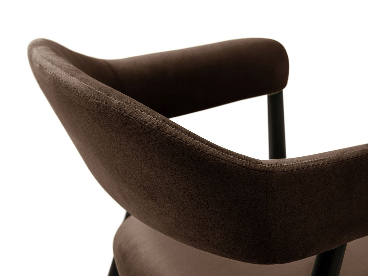 Zwei Samtstühle Adra von Cosmopolitan Design mit Buchenholzbeinen, gepolsterter Sitzfläche und Rückenlehne in Veloursstrick-Optik.