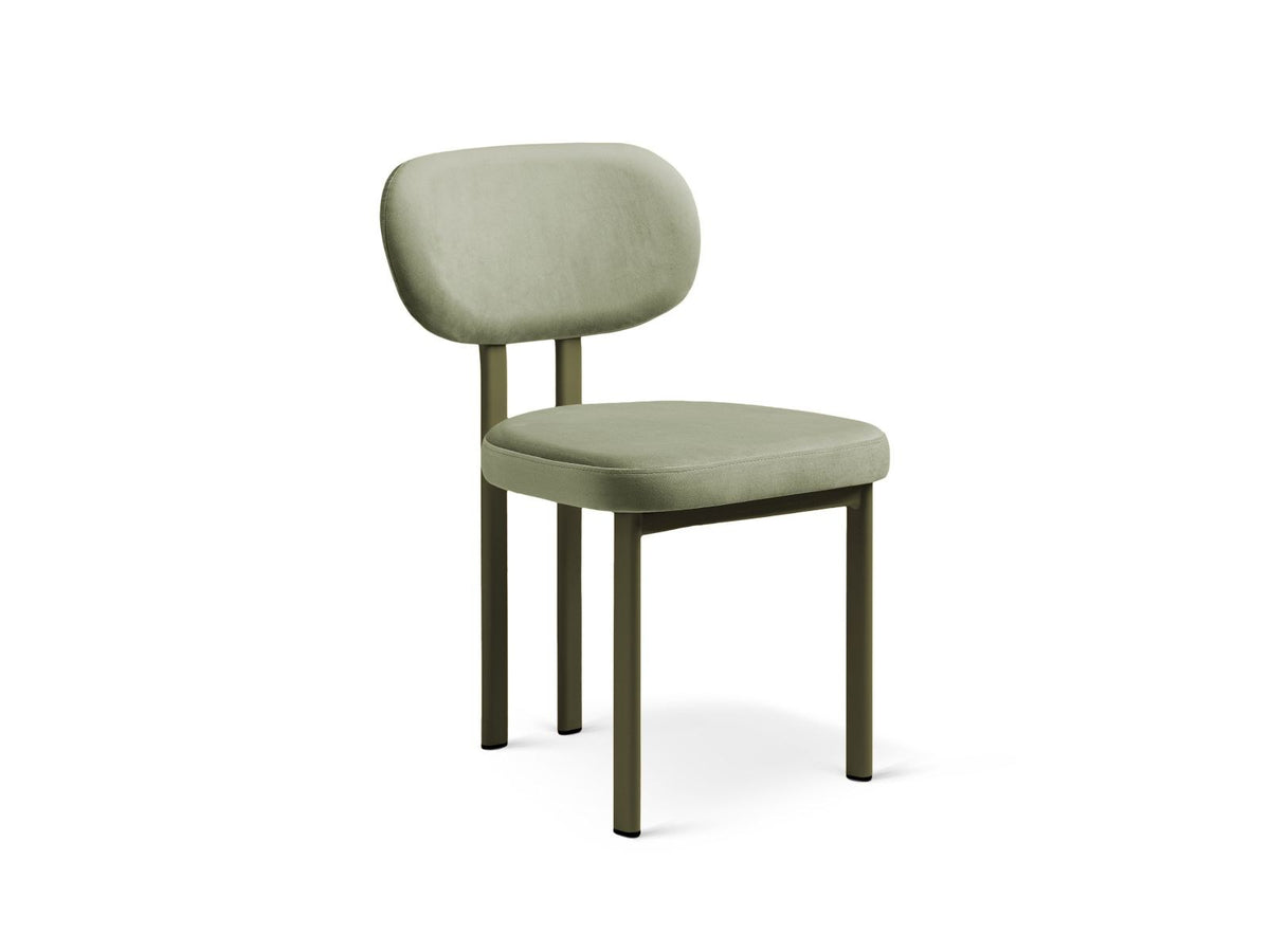 Zwei Sam Samtstühle von Cosmopolitan Design in Almond Beige mit Stahlbeinen, Buchenholzgestell und weicher, samtiger Bezugsoberfläche