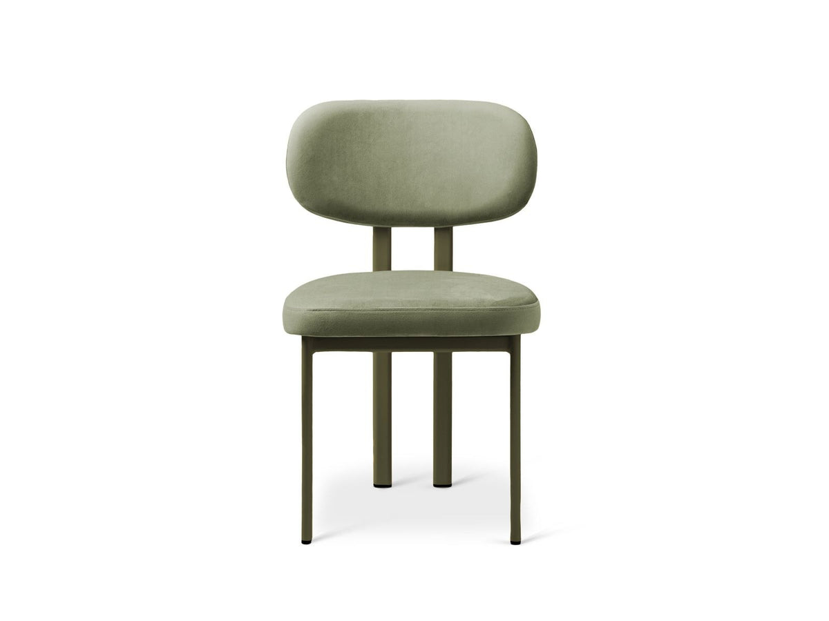 Zwei Sam Samtstühle von Cosmopolitan Design in Almond Beige mit Stahlbeinen, Buchenholzgestell und weicher, samtiger Bezugsoberfläche