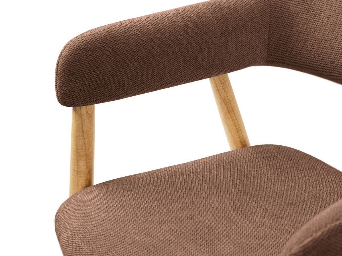 Zwei Esszimmerstühle Adra mit Buchenholzbeinen und Sitzfläche aus Chenille-Stoff Rebel in Beige, moderne Karostruktur mit Flor.