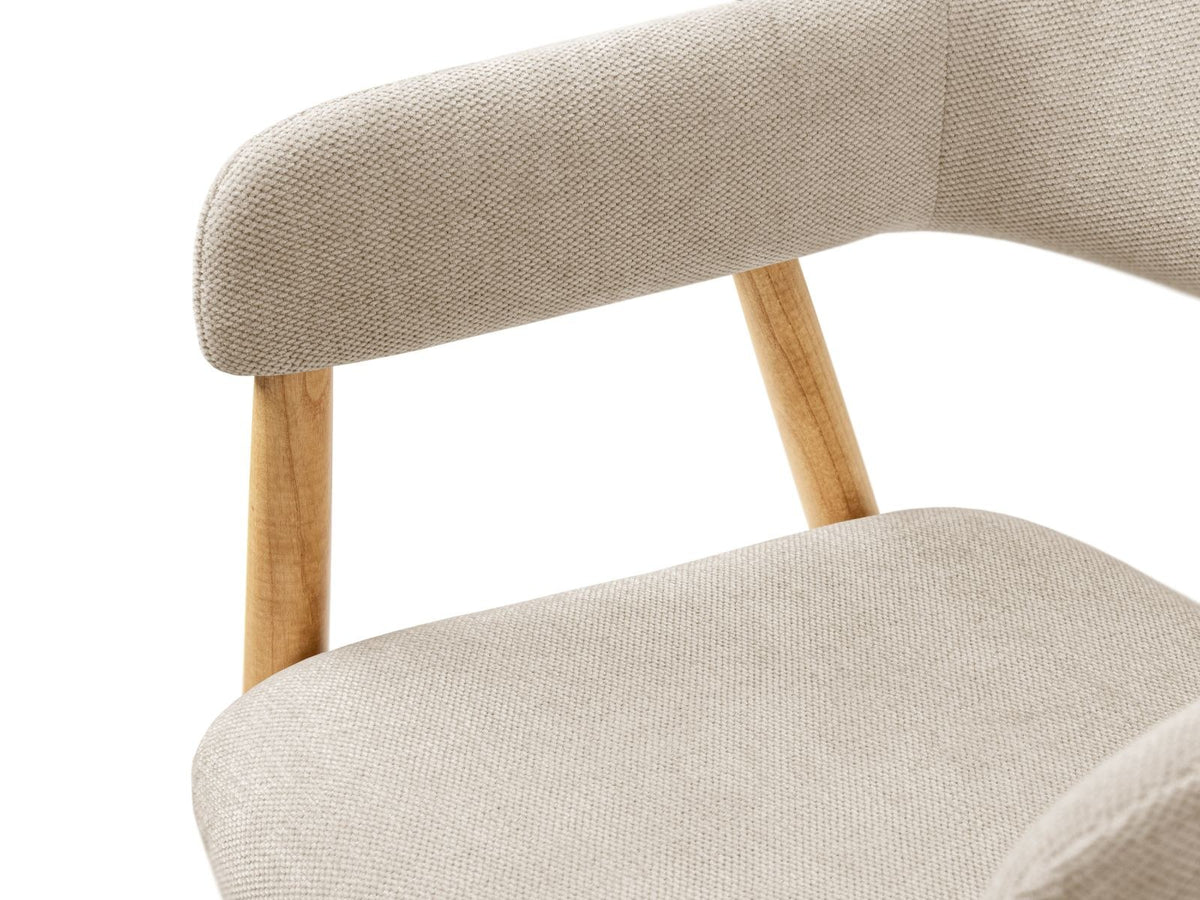 Zwei Esszimmerstühle Adra mit Buchenholzbeinen und Sitzfläche aus Chenille-Stoff Rebel in Beige, moderne Karostruktur mit Flor.