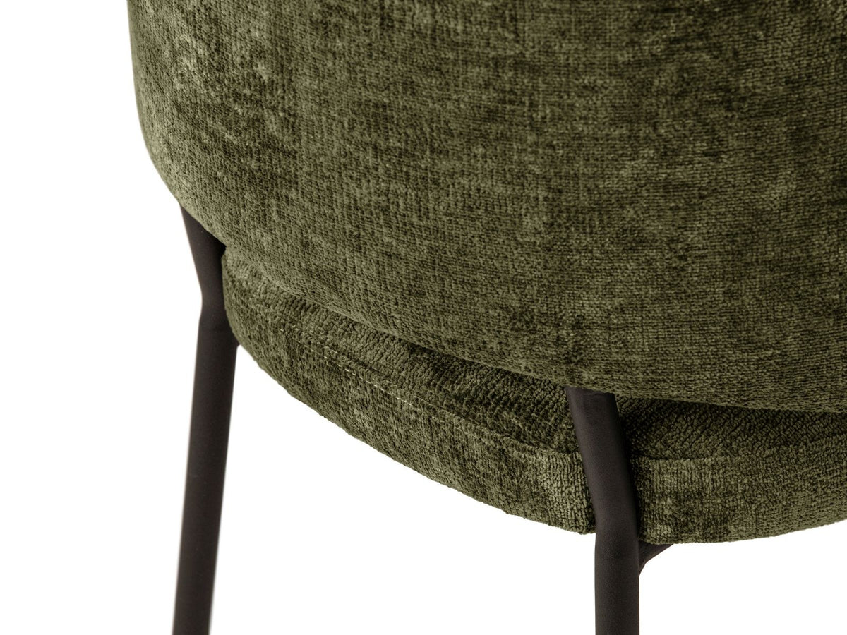 Zwei Stühle mit Buchenholz-Gestell, Stahlbeinen und grünem Chenille-Bezug Perfect Harmony, gepolsterte Sitzfläche und Rückenlehne.