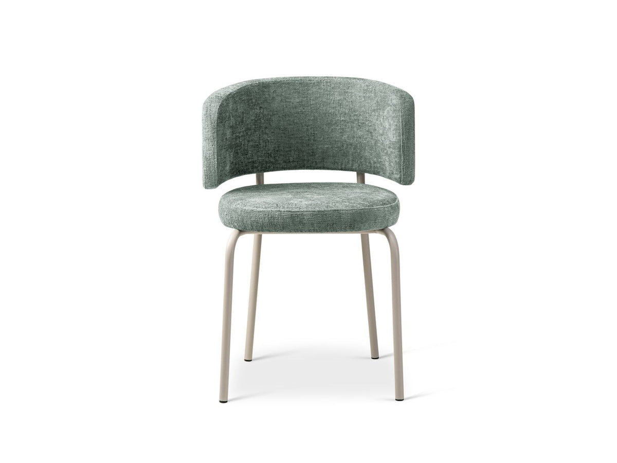 Zwei Stühle mit Buchenholz-Gestell, Stahlbeinen und grünem Chenille-Bezug Perfect Harmony, gepolsterte Sitzfläche und Rückenlehne.
