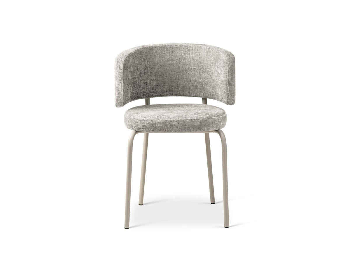Zwei Stühle mit Buchenholz-Gestell, Stahlbeinen und grünem Chenille-Bezug Perfect Harmony, gepolsterte Sitzfläche und Rückenlehne.