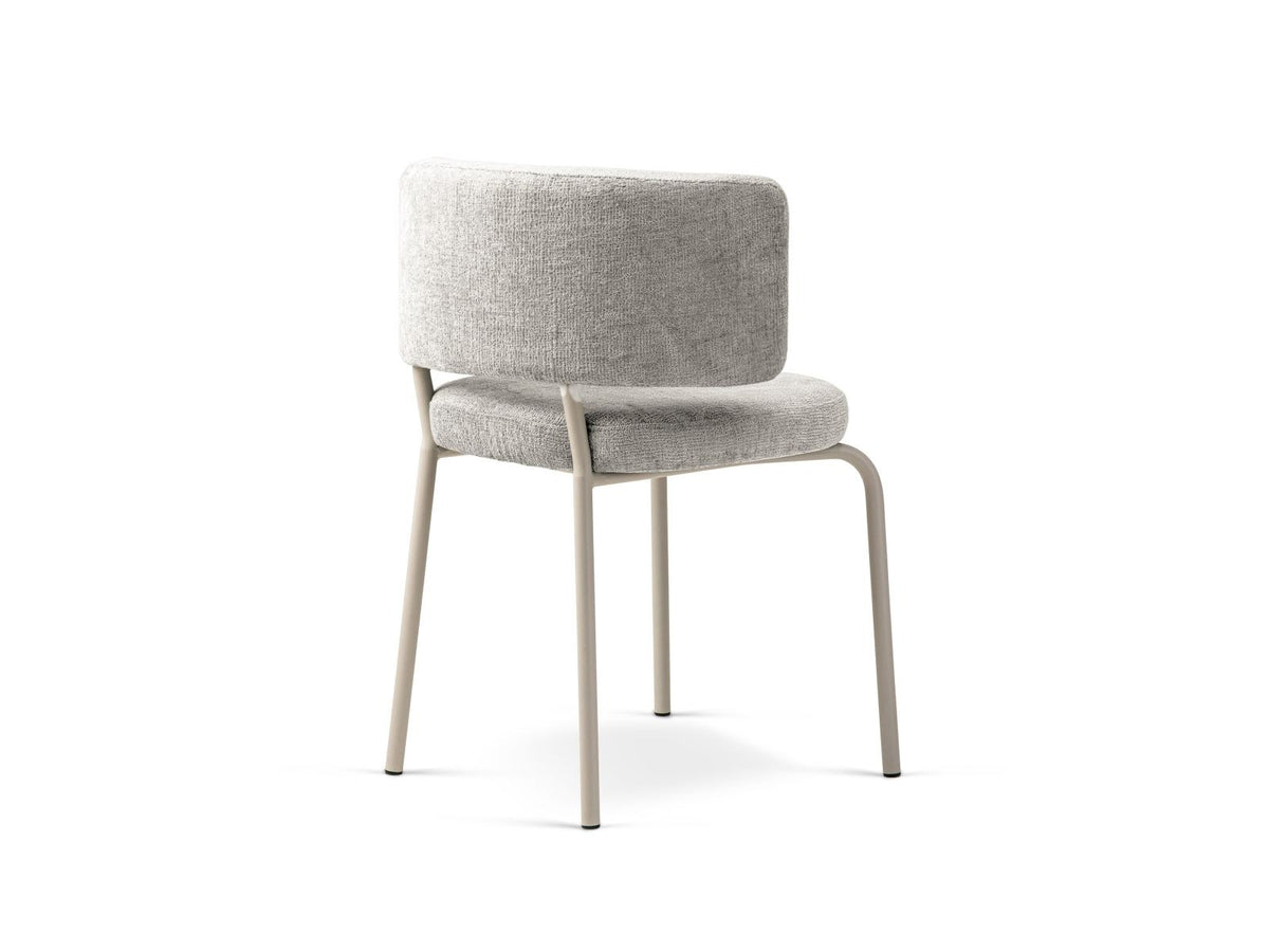 Zwei Stühle mit Buchenholz-Gestell, Stahlbeinen und grünem Chenille-Bezug Perfect Harmony, gepolsterte Sitzfläche und Rückenlehne.