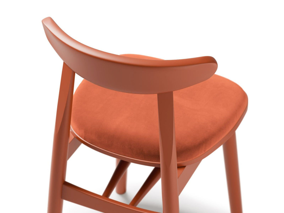 Zwei Sessel der Serie Bony mit Samtbezug in Coral-Venus, Gestell aus Massivholz Buche, Beine aus Buchenholz, Sitzhöhe 46 cm, Rückenlehne 33 cm hoch.