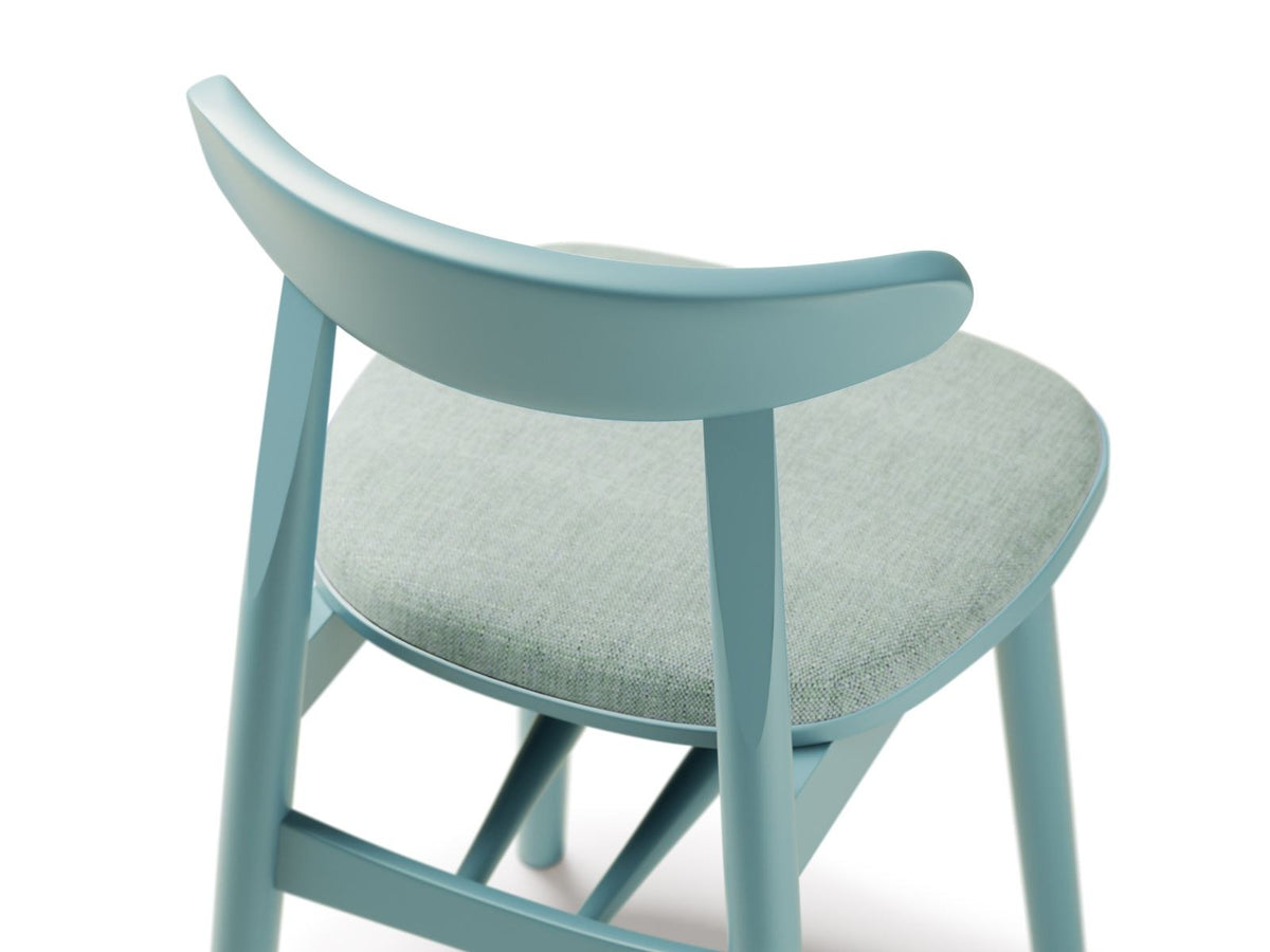 Zwei Stühle des Modells Bony aus Massivholz Buche mit gepolstertem Sitz und Rückenlehne in mint-farbenem Stoff, Beine aus Buchenholz.