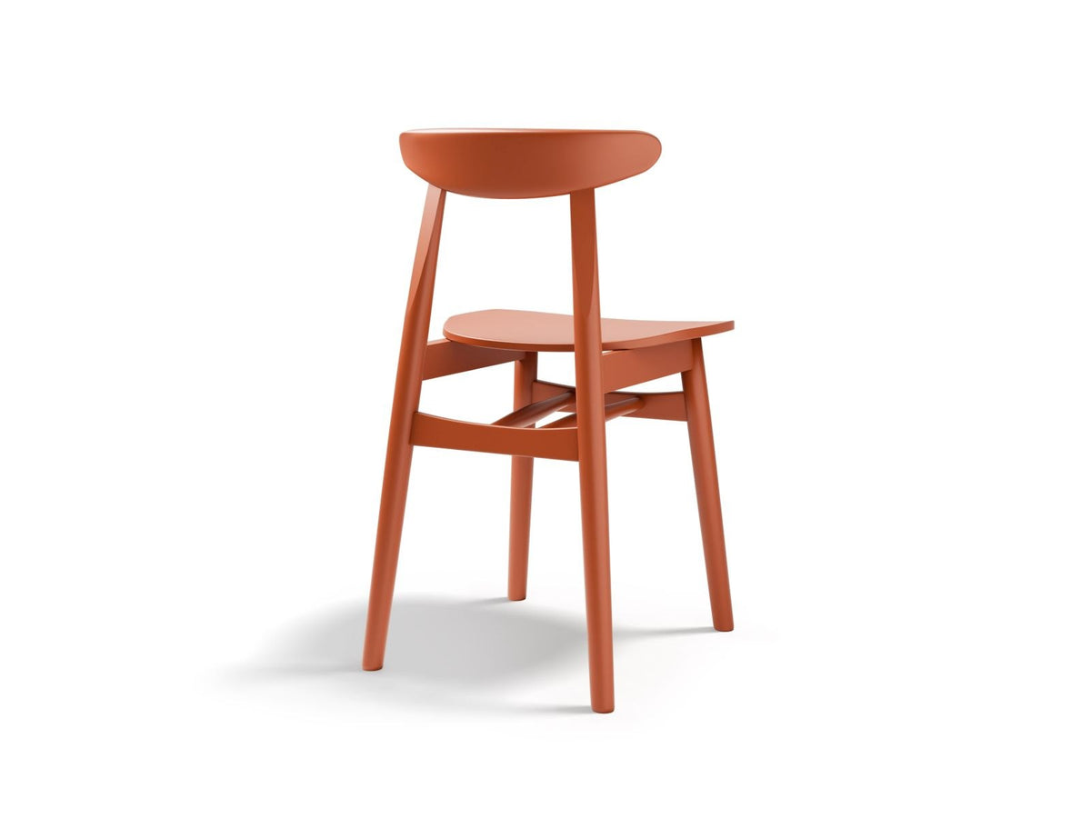 Zwei Stühle des Sets Elie von Cosmopolitan Design aus Buche-Massivholz mit Sperrholzsitz, Farbe Flamingo-Wood, Holzbeine bereits montiert.
