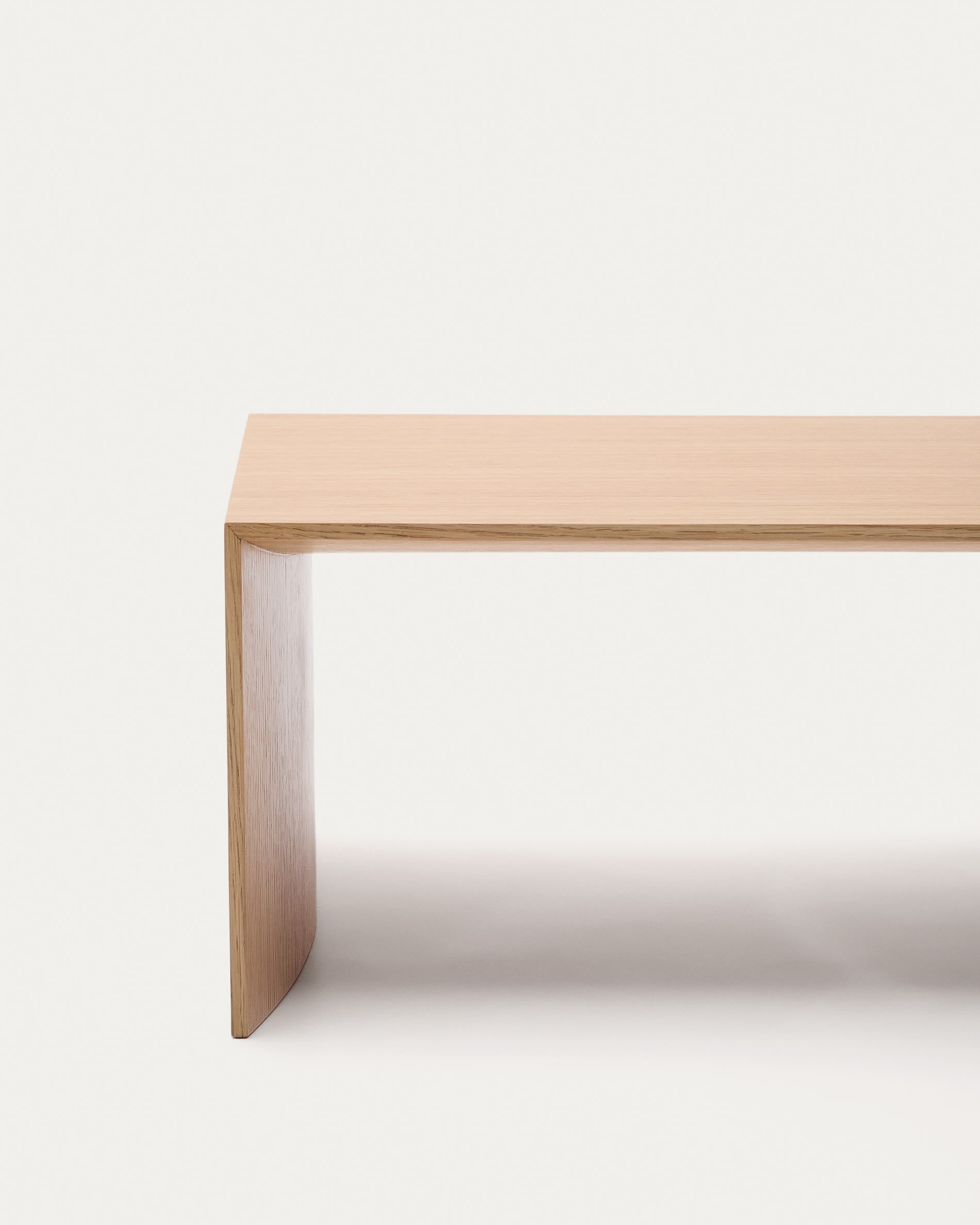 Moderner Couchtisch Litto aus Eichenfurnier, 140x70 cm, naturfarben, von Kave Home. Stilvoll und funktional für Ihr Zuhause.