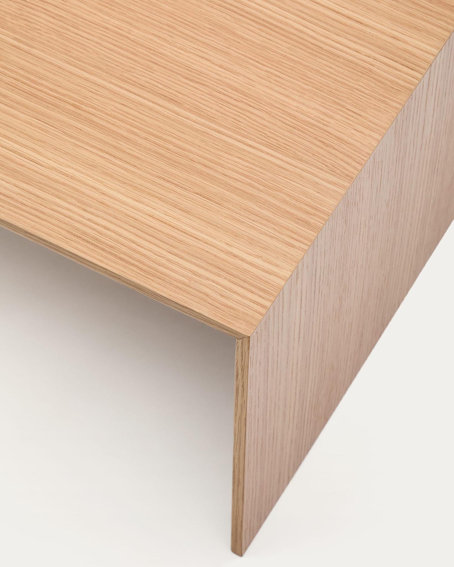 Eleganter Couchtisch Litto aus Eichenfurnier, 140x70 cm, naturfarben, von Kave Home. Perfekt für modernes Wohnen.