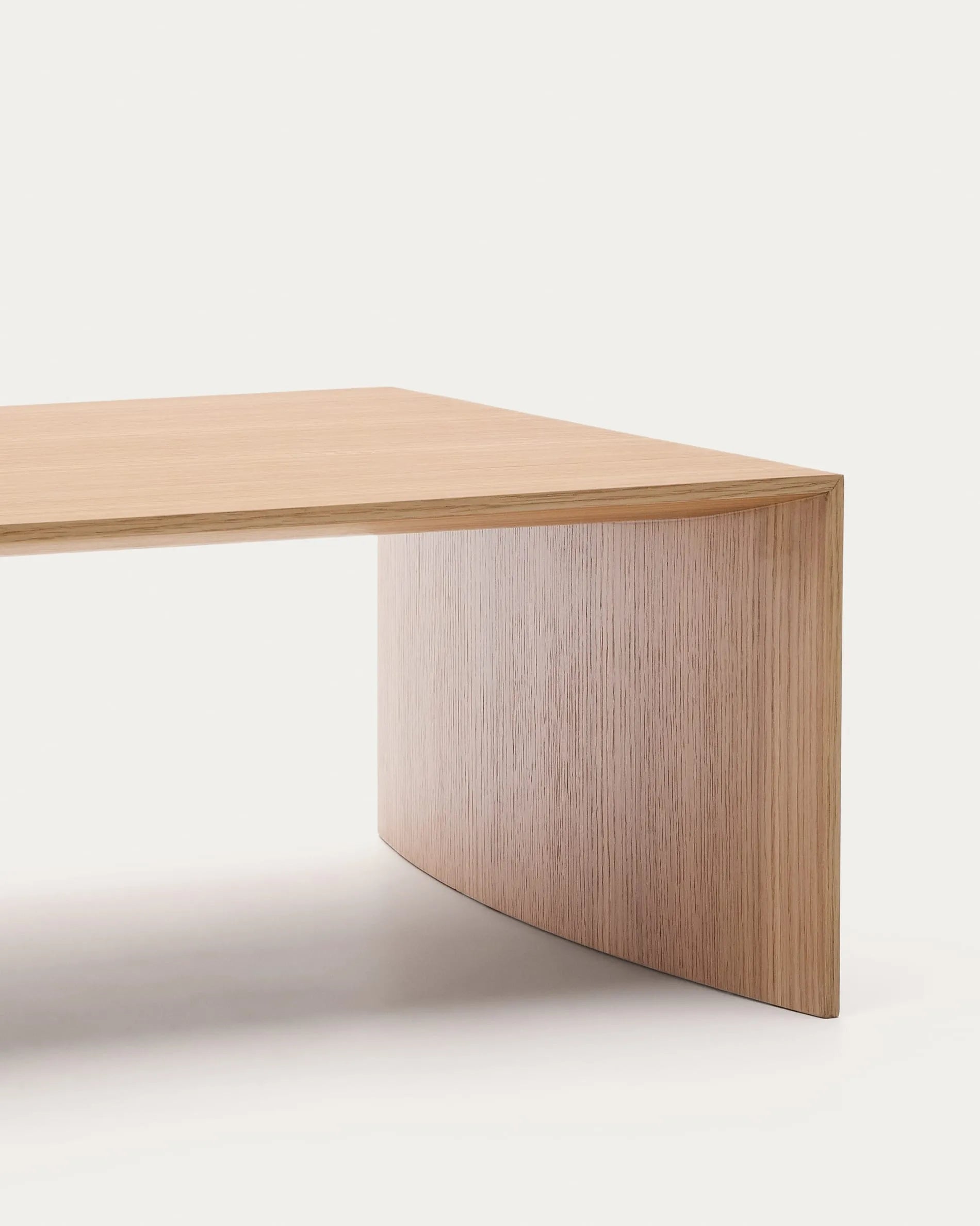 Moderner Couchtisch Litto aus Eichenfurnier, 140x70 cm, naturfarbenes Finish, von Kave Home. Ideal für stilvolle Wohnräume.