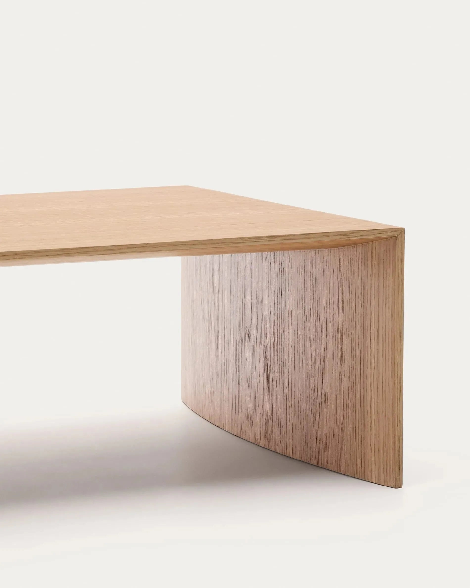 Eleganter Couchtisch Litto aus Eichenfurnier, 140x70 cm, naturfarben, von Kave Home. Perfekt für moderne und gemütliche Wohnräume.